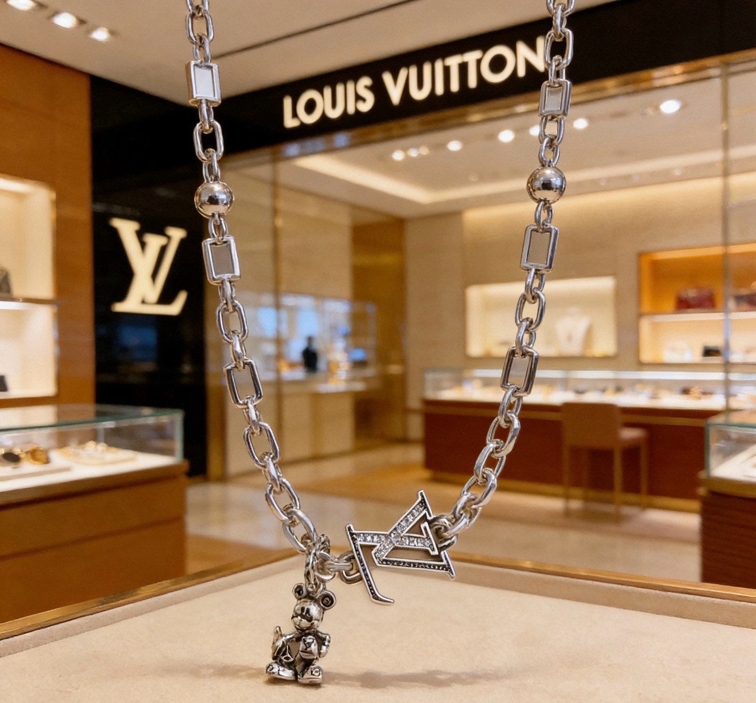 高品质LV路易威登手链🇷🇼原单货🇷🇼专柜新款开模复古潮流时尚必备 男女均可佩戴 情侣款同款 摇滚朋克泰银