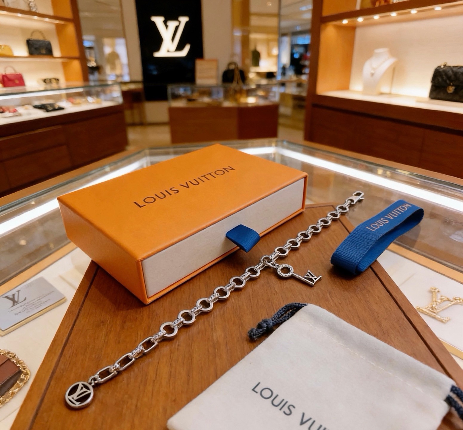 高品质LV路易威登手链🇷🇼原单货🇷🇼专柜新款开模复古潮流时尚必备 男女均可佩戴 情侣款同款 摇滚朋克泰银