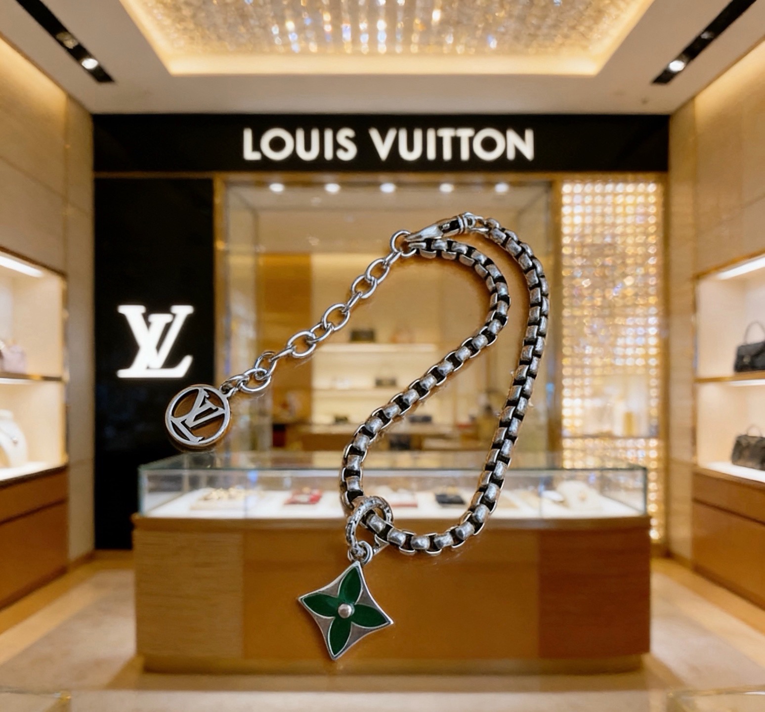 高品质LV路易威登手链🇷🇼原单货🇷🇼专柜新款开模复古潮流时尚必备 男女均可佩戴 情侣款同款 摇滚朋克泰银