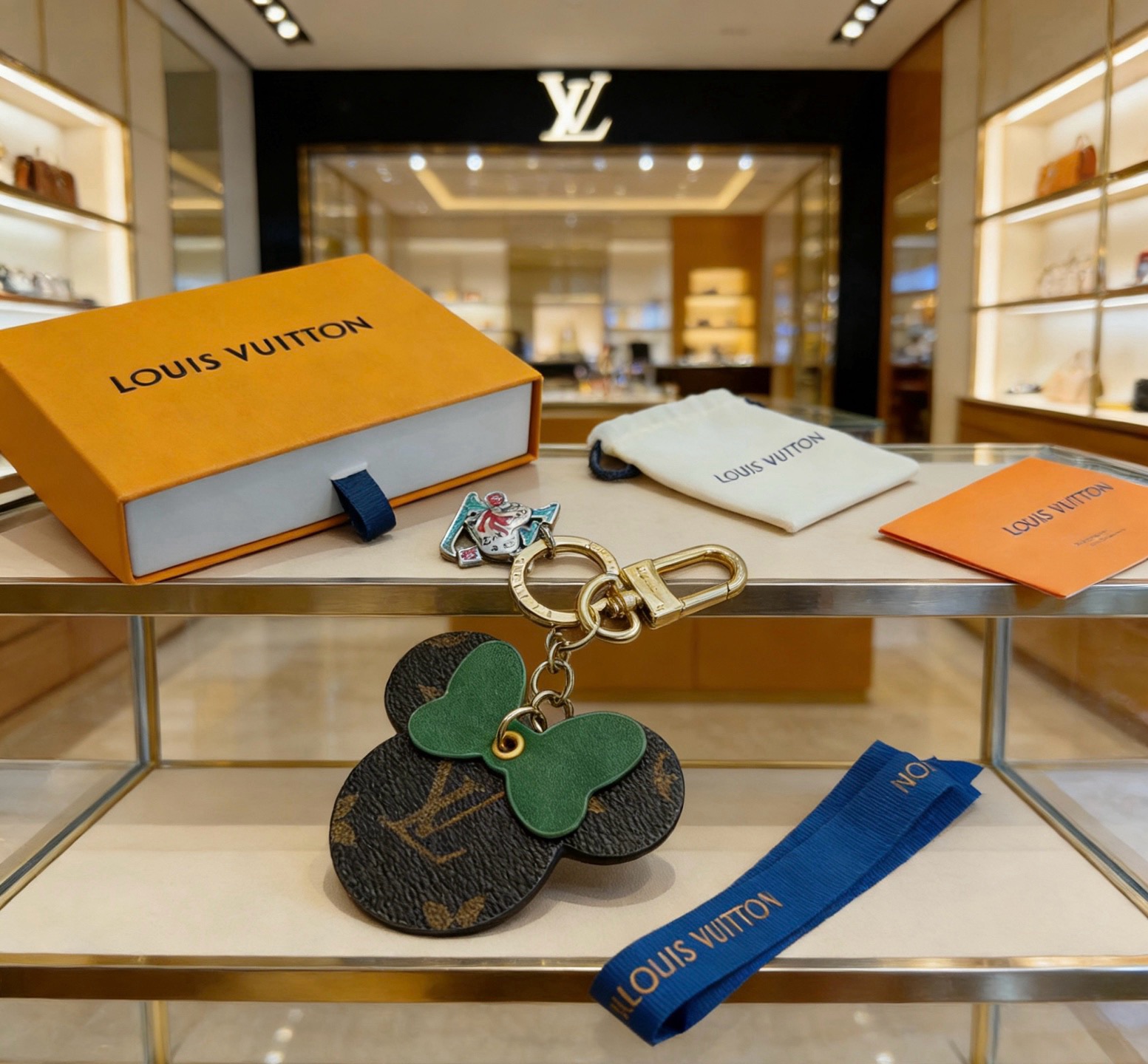 新品发布LV钥匙扣 lv包包扣 最新款包包挂饰档次更高明星同款Anger Forest系列经典款联名设计