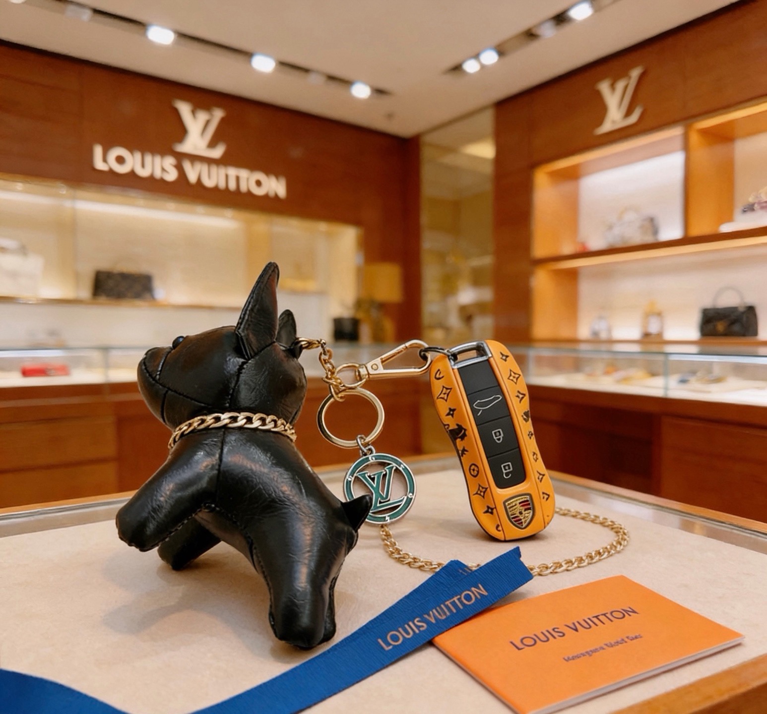新品发布LV钥匙扣 lv包包扣 最新款包包挂饰档次更高明星同款Anger Forest系列经典款联名设计