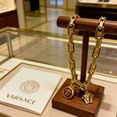 高品质范思哲手链美杜莎头像原单货专柜新款开模复古潮流时尚必备 男女均可佩戴 情侣款同款 摇滚朋克泰银风格 高品质范思哲手链美杜莎头像原单货专柜新款开模复古潮流时尚必备 男女均可佩戴 情侣款同款 摇滚朋克泰银风格