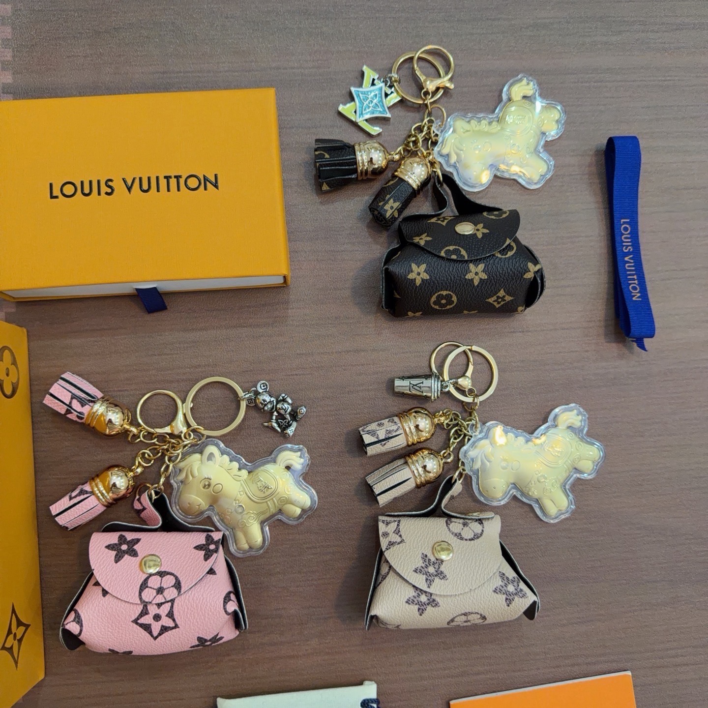 新品🐎马年爆款招财联名LV钥匙扣 lv包包扣 最新款包包挂饰档次更高明星同款Anger Forest系列