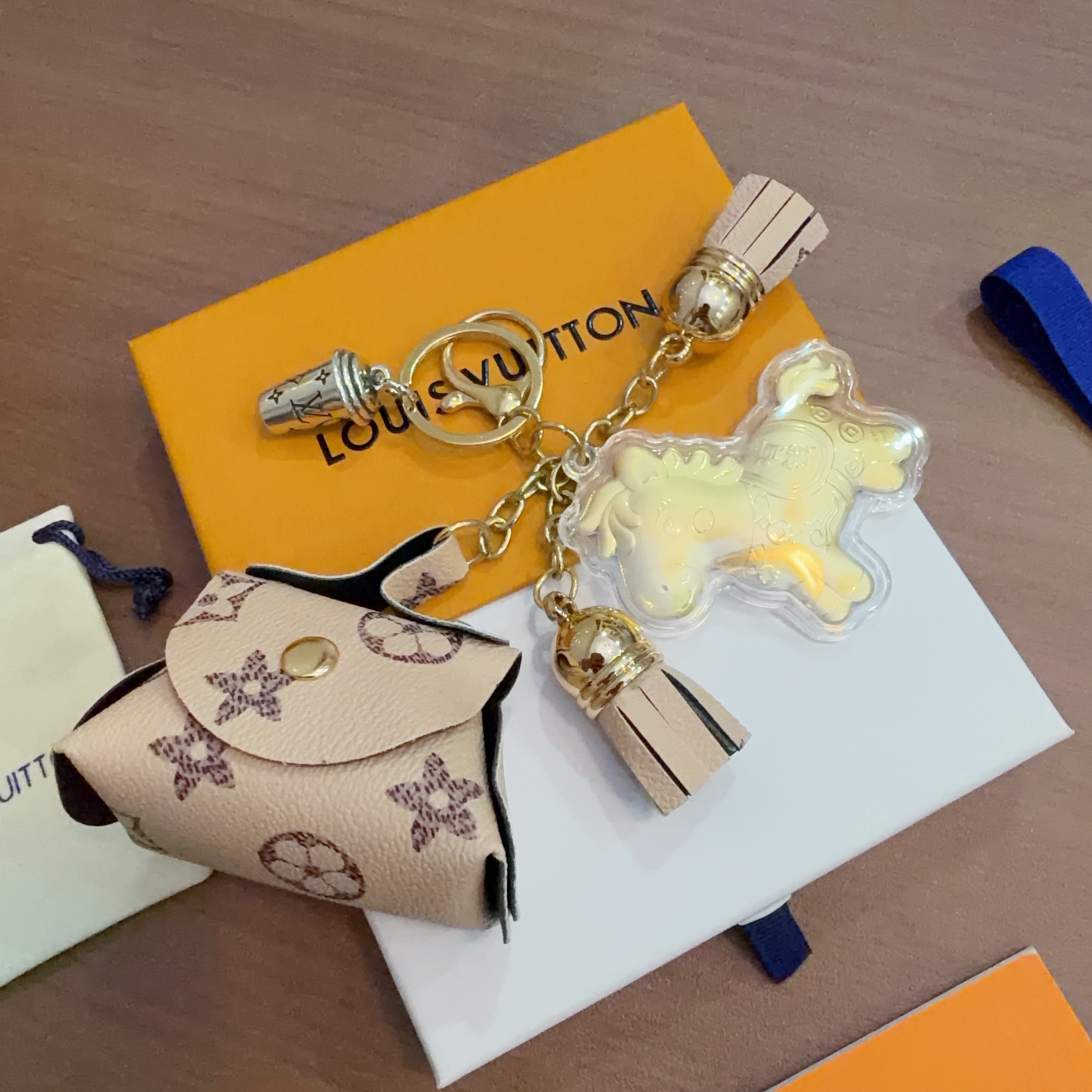 新品🐎马年爆款招财联名LV钥匙扣 lv包包扣 最新款包包挂饰档次更高明星同款Anger Forest系列