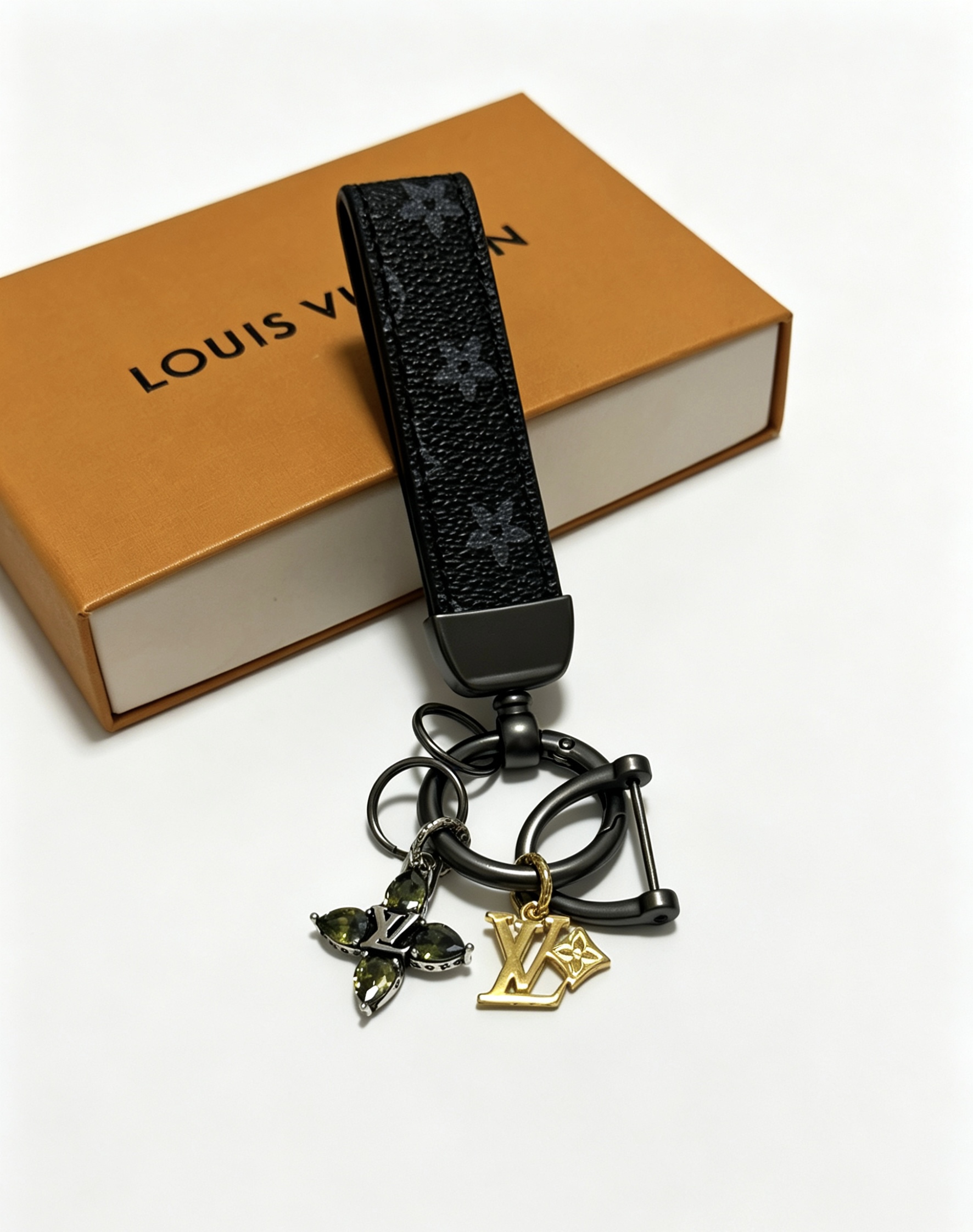 新品发布LV钥匙扣 lv包包扣 最新款包包挂饰档次更高明星同款Anger Forest系列经典款联名设计