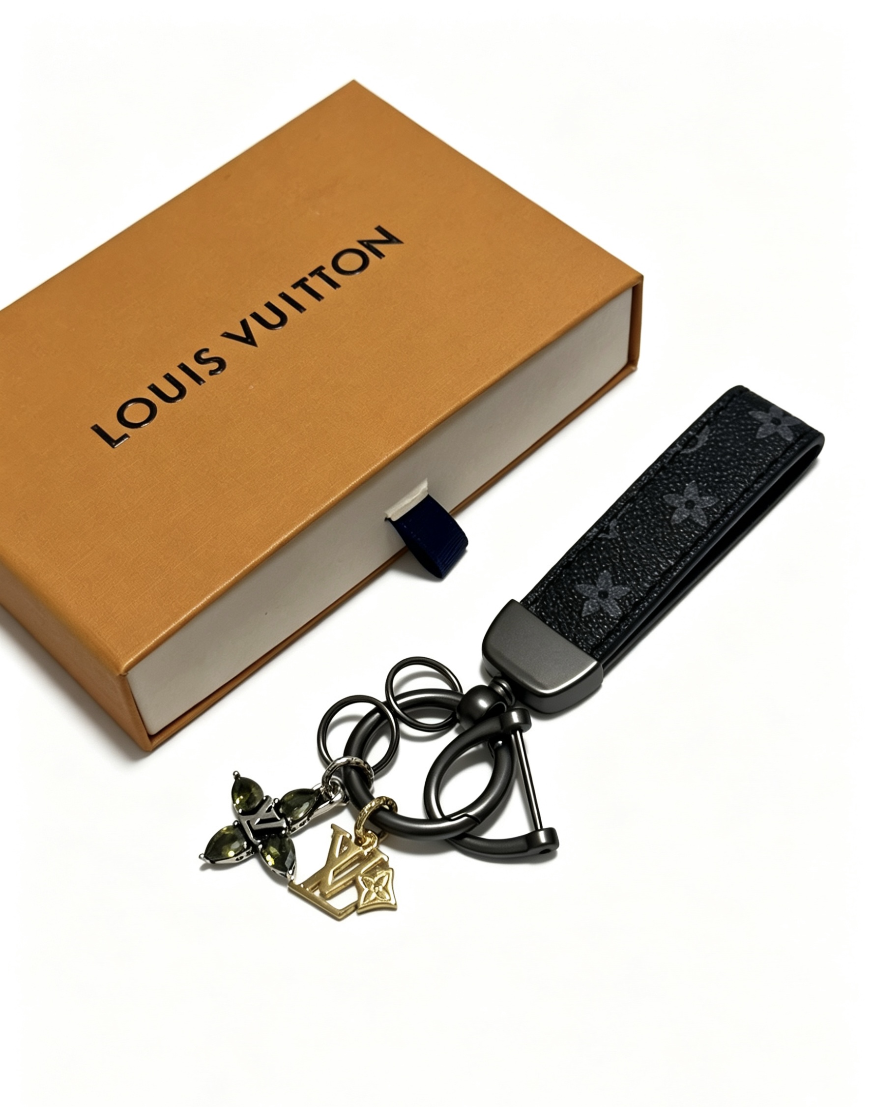 新品发布LV钥匙扣 lv包包扣 最新款包包挂饰档次更高明星同款Anger Forest系列经典款联名设计