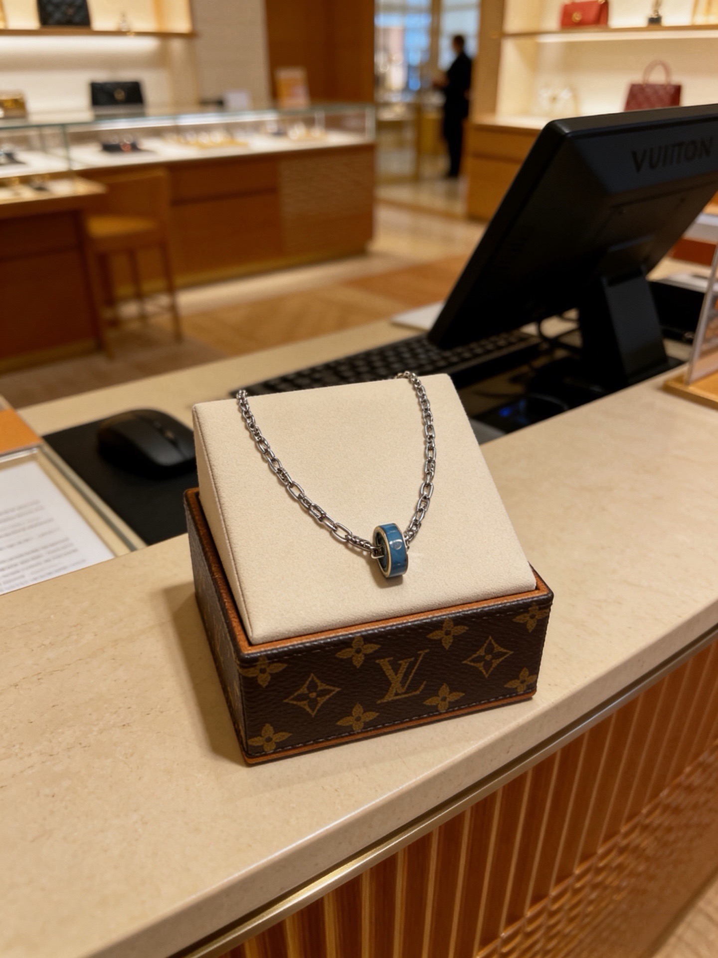 NO:896247,LV Louis Vuitton necklace original single goods counter new open mold retro trendy fashion must-have. Can be worn by both men and women. The same style for couples. Rock punk Thai silver style. Retro elements. Trendy and versatile. The same necklace from the official website. The latest chain has a higher grade. Star classic necklace series retro silver necklace. The chain length is 60 cm and the length can be changed. The details are distressed. Non-market glossy version. This model has been on the market. This is a hot-selling model in LV. It goes well with trendy clothes, jewelry boutiques, louis vuitton, louis  vuitton,necklace19860909LV路易威登项链原单货专柜新款开模复古潮流时尚必备 男女均可佩戴 情侣款同款 摇滚朋克泰银风格 复古元素 潮流百搭 官网同款项链最新款链条档次更高明星经典款项链系列复古银项链 链长60厘米可改长度 细节对版做旧处理 非市面亮面版型 这款一直在出 LV里面热卖款 非常好搭配潮流衣服,饰品精品,louis vuitton,louis vuitton,necklace,Jewelry