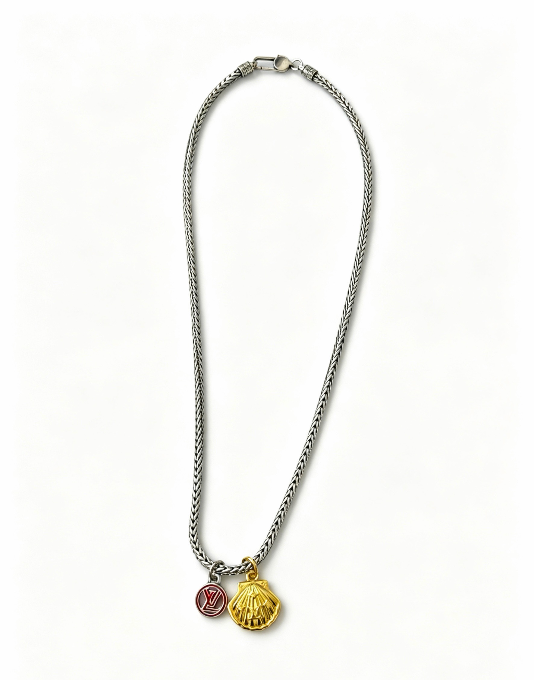 NO:896224,LV Louis Vuitton necklace original single goods counter new open mold retro trendy fashion must-have. Can be worn by both men and women. The same style for couples. Rock punk Thai silver style. Retro elements. Trendy and versatile. The same necklace from the official website. The latest chain has a higher grade. Star classic necklace series retro silver necklace. The chain length is 60 cm and the length can be changed. The details are distressed. Non-market glossy version. This model has been on the market. This is a hot-selling model in LV. It goes well with trendy clothes, jewelry boutiques, louis vuitton, louis  vuitton,necklace19860909LV路易威登项链原单货专柜新款开模复古潮流时尚必备 男女均可佩戴 情侣款同款 摇滚朋克泰银风格 复古元素 潮流百搭 官网同款项链最新款链条档次更高明星经典款项链系列复古银项链 链长60厘米可改长度 细节对版做旧处理 非市面亮面版型 这款一直在出 LV里面热卖款 非常好搭配潮流衣服,饰品精品,louis vuitton,louis vuitton,necklace,Jewelry