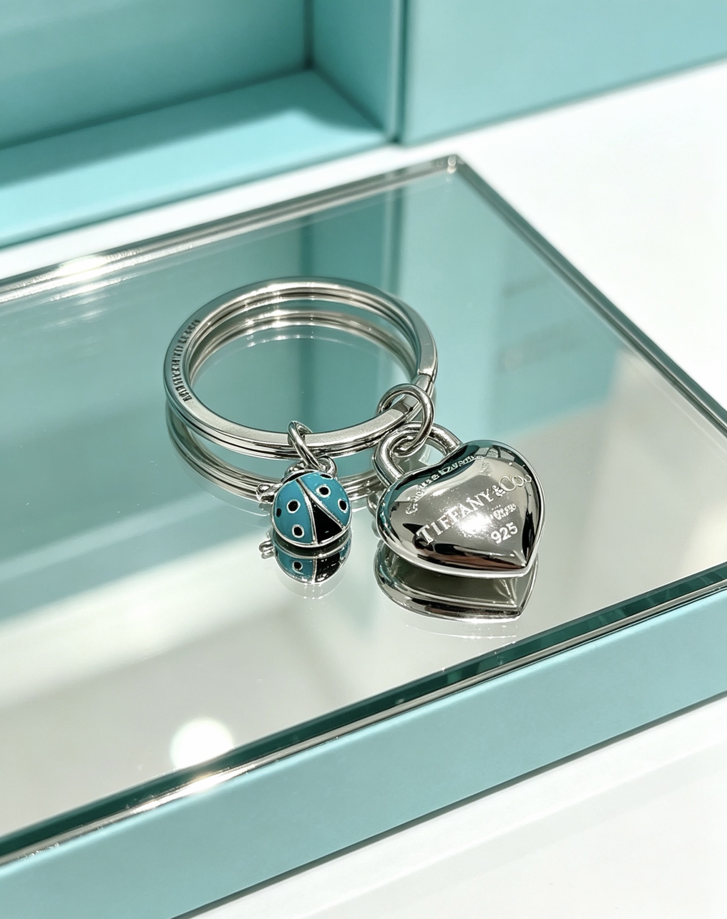 NO:896204,New product release Tiffany keychain bag buckle The latest bag charms are of a higher grade Stars are the same series Classic design concept keychain series This has been out The best-selling model in Tiffany and Co. Very good match with trendy backpacks, jewelry boutiques, tiffany, backpacks, keychain19860909新品发布蒂芙尼钥匙扣 包包扣 最新款包包挂饰档次更高明星同款系列经典款设计理念钥匙扣系列 这款一直在出 蒂芙尼里面热卖款 非常好搭配潮流背包,饰品精品,tiffany,backpacks,keychain,Jewelry
