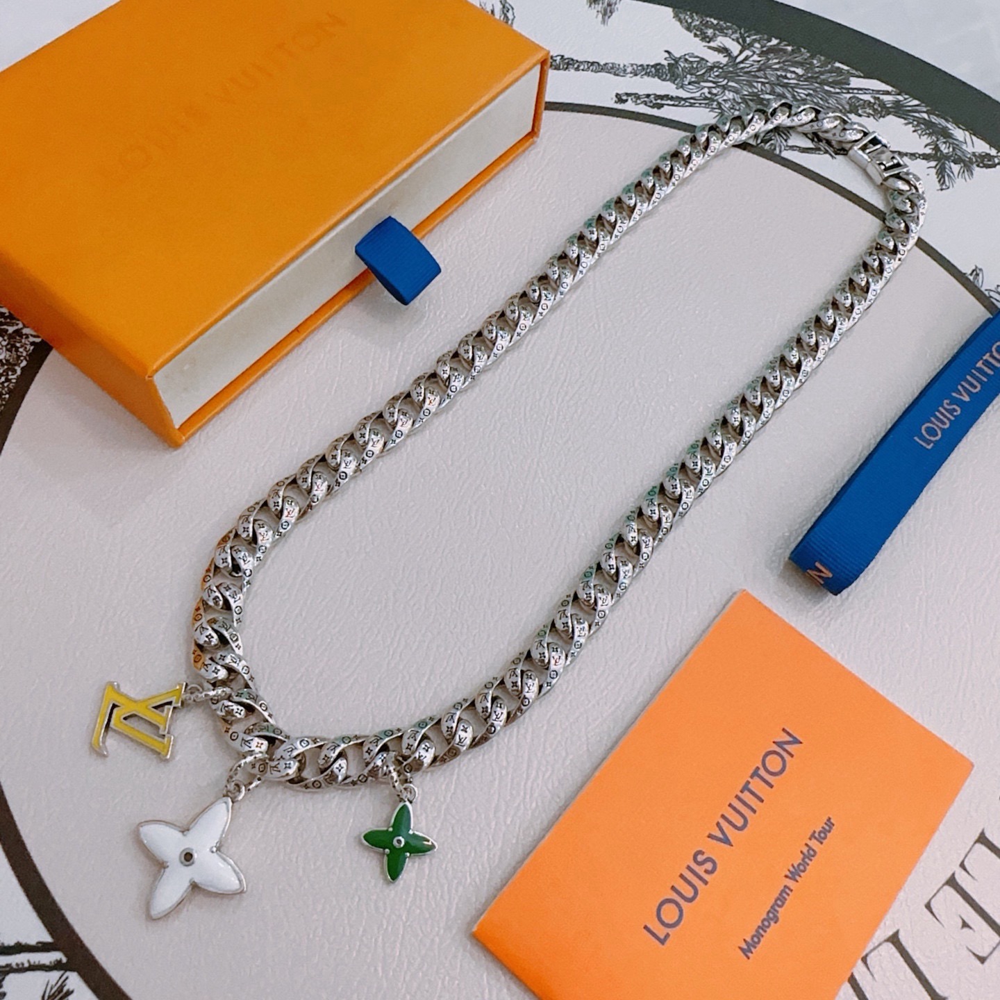 NO:896206,LV Louis Vuitton necklace original single goods counter new open mold retro trendy fashion must-have. Can be worn by both men and women. The same style for couples. Rock punk Thai silver style. Retro elements. Trendy and versatile. The same necklace on the official website. The latest chain has a higher grade. Star classic necklace series retro silver necklace. The chain length is 55 cm. The length can be changed. The details are distressed. Non-market glossy version. This model has been on the market. This is a hot-selling model in LV. It goes well with trendy clothes, jewelry boutiques, louis vuitton, louis  vuitton,necklace19860909LV路易威登项链原单货专柜新款开模复古潮流时尚必备 男女均可佩戴 情侣款同款 摇滚朋克泰银风格 复古元素 潮流百搭 官网同款项链最新款链条档次更高明星经典款项链系列复古银项链 链长55厘米可改长度 细节对版做旧处理 非市面亮面版型 这款一直在出 LV里面热卖款 非常好搭配潮流衣服,饰品精品,louis vuitton,louis vuitton,necklace,Jewelry