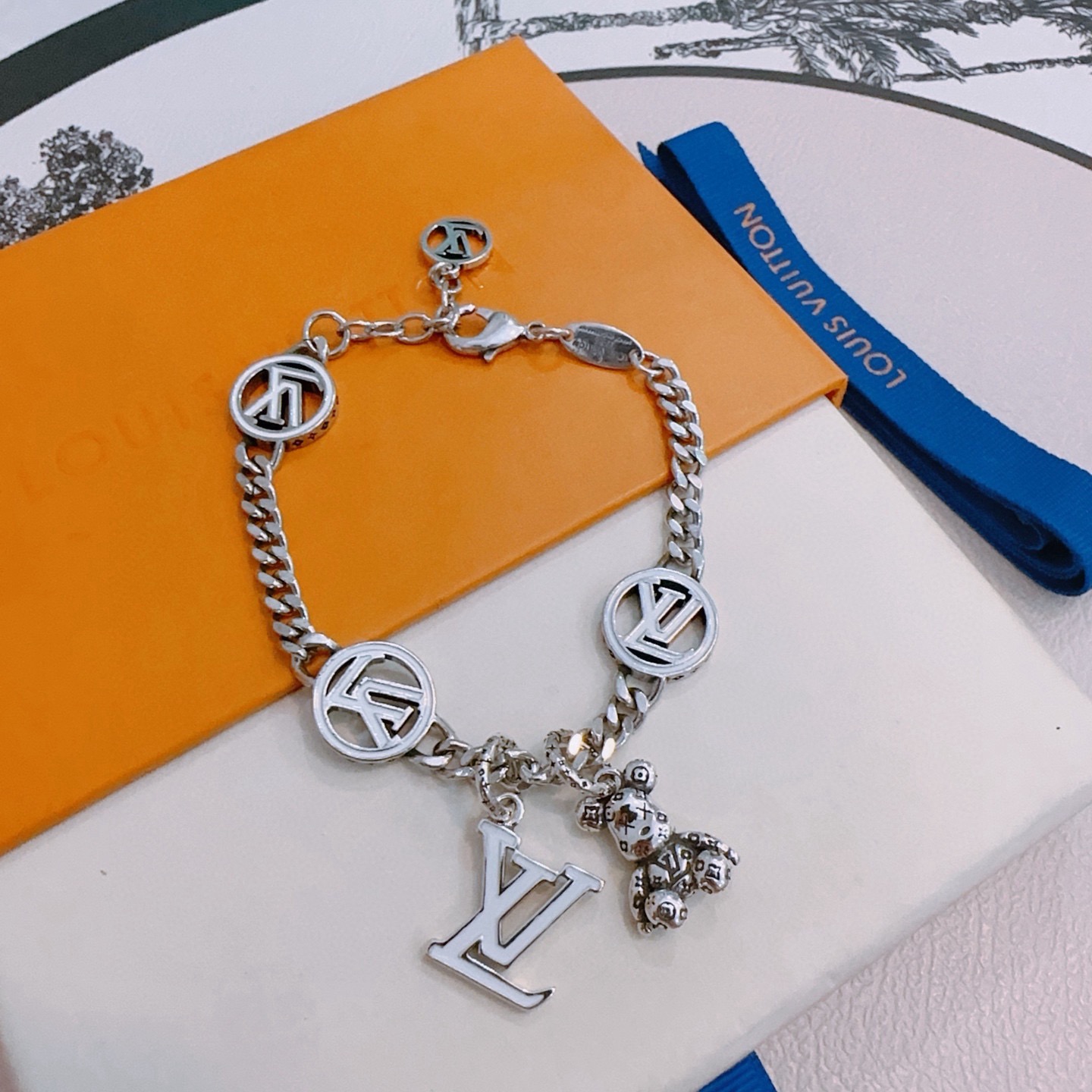 NO:896210,High-quality Louis Vuitton LV bracelet original item counter new open mold retro trendy fashion must-have. Can be worn by both men and women. The same style for couples. Rock punk Thai silver style. Retro elements. Trendy and versatile. The same necklace on the official website. The latest chain has a higher grade. Celebrity classic bracelet. Cuban chain series. Retro silver bracelet. The length of the chain is 22cm.  Very easy to match with trendy clothes, fine jewelry, louis vuitton, louis vuitton, necklace, bracelet19860909高品质路易威登LV手链原单货专柜新款开模复古潮流时尚必备 男女均可佩戴 情侣款同款 摇滚朋克泰银风格 复古元素 潮流百搭 官网同款项链最新款链条档次更高明星经典款手链古巴链系列复古银手链 链长码数22cm20cm18cm可改长度 细节对版做旧处理 非市面亮面版型 这款一直在出 LV里面热卖款 非常好搭配潮流衣服,饰品精品,louis vuitton,louis vuitton,necklace,bracelet,Jewelry