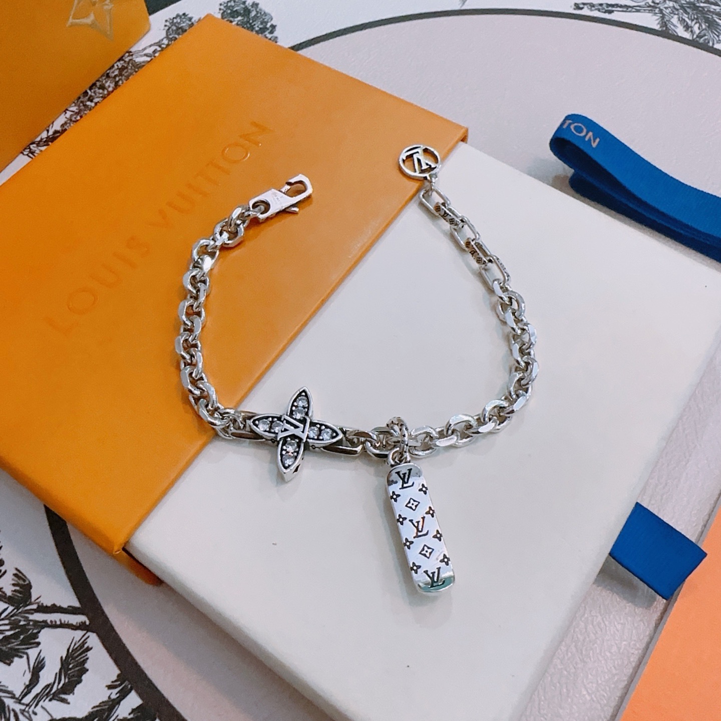 NO:896214,High-quality Louis Vuitton LV bracelet original item counter new open mold retro trendy fashion must-have. Can be worn by both men and women. The same style for couples. Rock punk Thai silver style. Retro elements. Trendy and versatile. The same necklace on the official website. The latest chain has a higher grade. Celebrity classic bracelet. Cuban chain series. Retro silver bracelet. The length of the chain is 22cm.  Very easy to match with trendy clothes, fine jewelry, louis vuitton, louis vuitton, necklace, bracelet19860909高品质路易威登LV手链原单货专柜新款开模复古潮流时尚必备 男女均可佩戴 情侣款同款 摇滚朋克泰银风格 复古元素 潮流百搭 官网同款项链最新款链条档次更高明星经典款手链古巴链系列复古银手链 链长码数22cm20cm18cm可改长度 细节对版做旧处理 非市面亮面版型 这款一直在出 LV里面热卖款 非常好搭配潮流衣服,饰品精品,louis vuitton,louis vuitton,necklace,bracelet,Jewelry