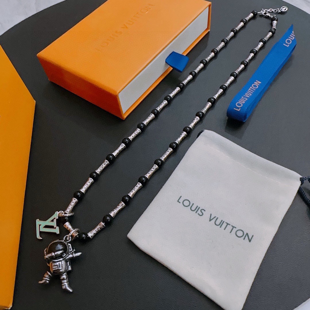 NO:896217,Counter precision version Louis Vuitton LV necklace multi-element agate Thai silver style necklace G-Dragon celebrity style Retro old style Original replica Purely handmade ~ Genuine open mold trendy fashion must-have Can be worn by both men and women Same style for couples Rock punk Thai silver style Retro elements Trendy and versatile Same style as the official website, jewelry boutique, louis vuitton, louis vuitton, necklace19860909专柜精工版本路易威登LV项链多元素玛瑙泰银风格项链 权志龙明星同款 复古做旧风 原版复刻 纯手工打造 ～正品开模潮流时尚必备 男女均可佩戴 情侣款同款 摇滚朋克泰银风格 复古元素 潮流百搭 官网同款,饰品精品,louis vuitton,louis vuitton,necklace,Jewelry