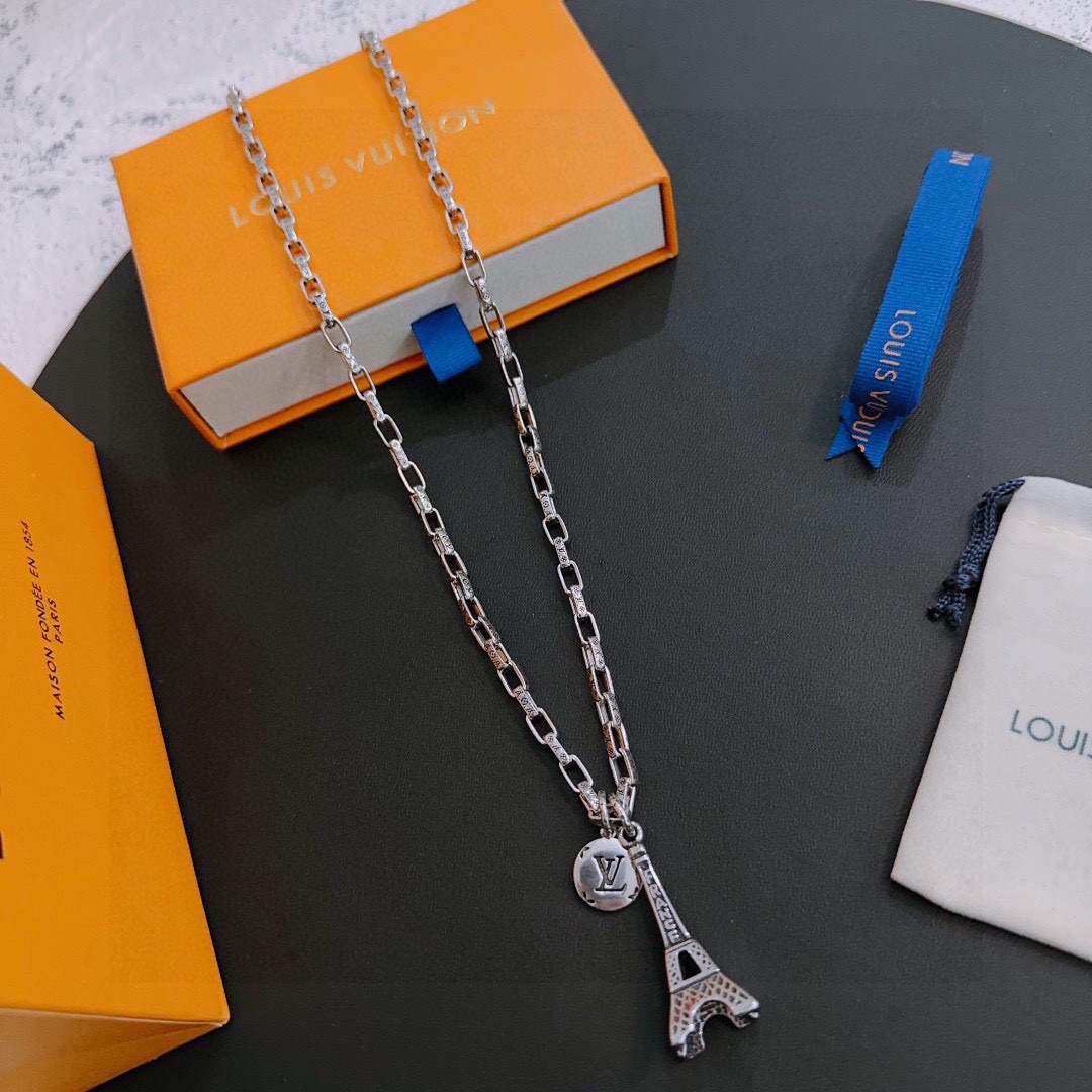 NO:896221,LV Louis Vuitton necklace original single goods counter new open mold retro trendy fashion must-have. Can be worn by both men and women. The same style for couples. Rock punk Thai silver style. Retro elements. Trendy and versatile. The same necklace from the official website. The latest chain has a higher grade. Star classic necklace series retro silver necklace. The chain length is 60 cm and the length can be changed. The details are distressed. Non-market glossy version. This model has been on the market. This is a hot-selling model in LV. It goes well with trendy clothes, jewelry boutiques, louis vuitton, louis  vuitton,necklace19860909LV路易威登项链原单货专柜新款开模复古潮流时尚必备 男女均可佩戴 情侣款同款 摇滚朋克泰银风格 复古元素 潮流百搭 官网同款项链最新款链条档次更高明星经典款项链系列复古银项链 链长60厘米可改长度 细节对版做旧处理 非市面亮面版型 这款一直在出 LV里面热卖款 非常好搭配潮流衣服,饰品精品,louis vuitton,louis vuitton,necklace,Jewelry