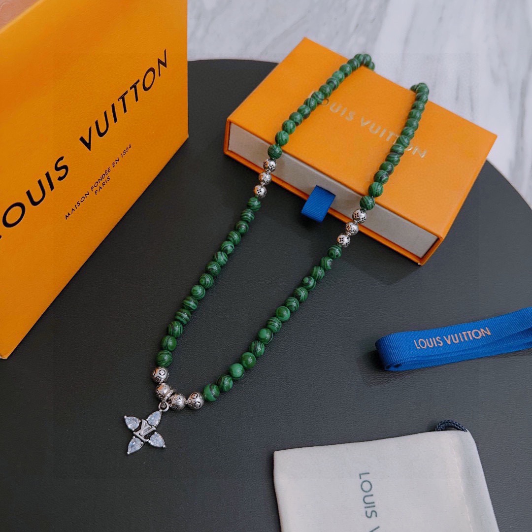 NO:896222,Counter precision version Louis Vuitton LV necklace multi-element agate Thai silver style necklace G-Dragon celebrity style Retro old style Original replica Purely handmade ~ Genuine open mold trendy fashion must-have Can be worn by both men and women Same style for couples Rock punk Thai silver style Retro elements Trendy and versatile Same style as the official website, jewelry boutique, louis vuitton, louis vuitton, necklace19860909专柜精工版本路易威登LV项链多元素玛瑙泰银风格项链 权志龙明星同款 复古做旧风 原版复刻 纯手工打造 ～正品开模潮流时尚必备 男女均可佩戴 情侣款同款 摇滚朋克泰银风格 复古元素 潮流百搭 官网同款,饰品精品,louis vuitton,louis vuitton,necklace,Jewelry