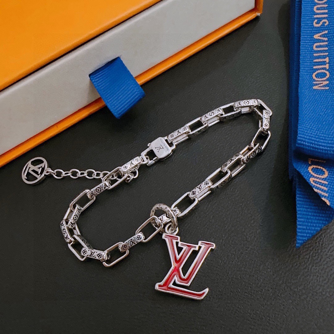 NO:896228,High-quality LV Louis Vuitton bracelet original item counter new open mold retro trendy fashion must-have. Can be worn by both men and women. The same style for couples. Rock punk Thai silver style. Retro elements. Trendy and versatile. The same necklace on the official website. The latest chain has a higher grade. Celebrity classic bracelet. Cuban chain series. Retro silver bracelet. The length of the chain is 22cm.  Very easy to match with trendy clothes, fine jewelry, louis vuitton, louis vuitton, necklace, bracelet19860909高品质LV路易威登手链原单货专柜新款开模复古潮流时尚必备 男女均可佩戴 情侣款同款 摇滚朋克泰银风格 复古元素 潮流百搭 官网同款项链最新款链条档次更高明星经典款手链古巴链系列复古银手链 链长码数22cm20cm18cm可改长度 细节对版做旧处理 非市面亮面版型 这款一直在出 LV里面热卖款 非常好搭配潮流衣服,饰品精品,louis vuitton,louis vuitton,necklace,bracelet,Jewelry