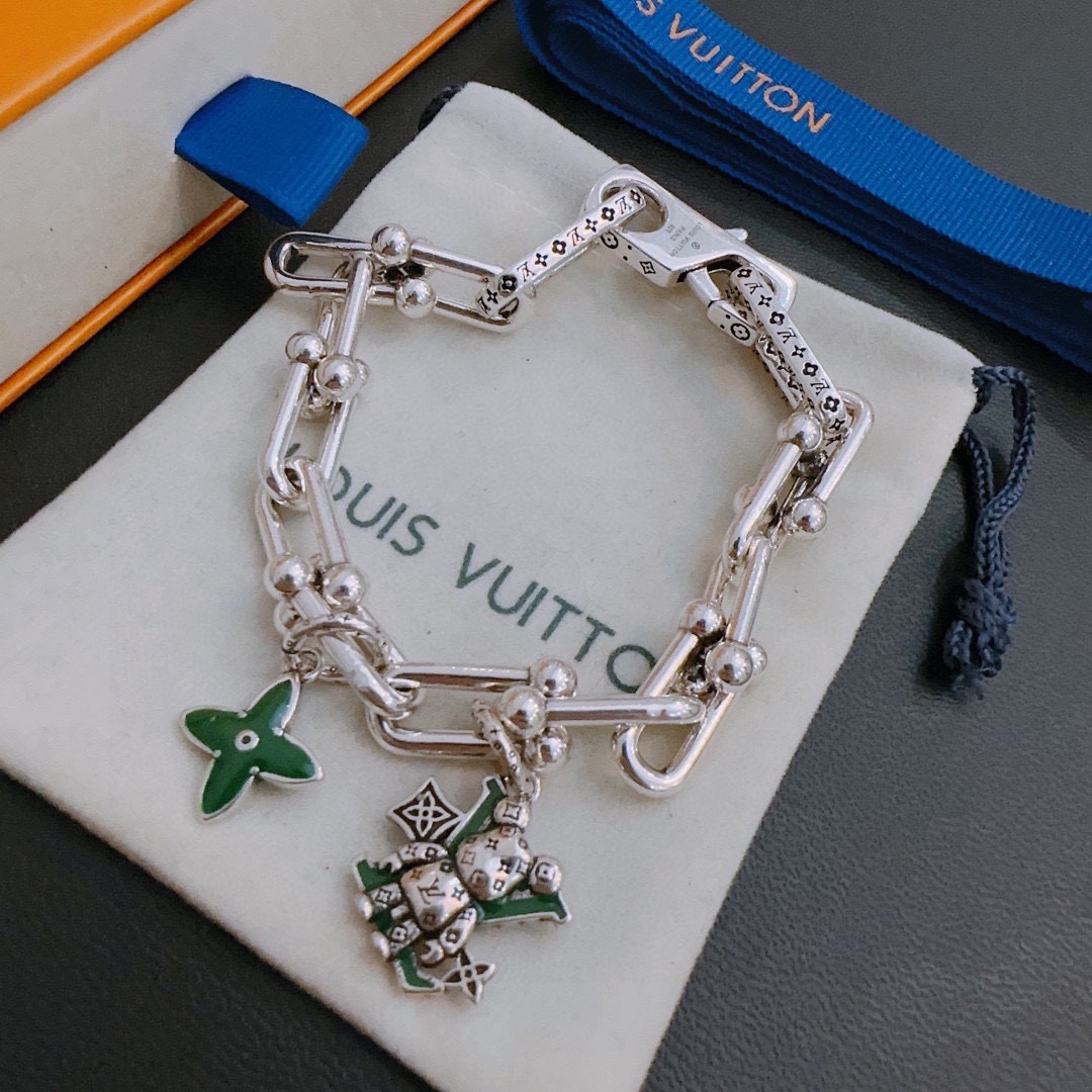 NO:896231,High-quality LV Louis Vuitton bracelet original item counter new mold opening retro trendy fashion must-have. Can be worn by both men and women. Same style for couples. Rock punk Thai silver style. Retro elements. Trendy and versatile. The latest chain of the same necklace on the official website has a higher grade. Celebrity classic necklace series retro silver bracelet. The length of the chain is 22cm.  Very easy to match with trendy clothes, fine jewelry, louis vuitton, louis vuitton, necklace, bracelet19860909高品质LV路易威登手链原单货专柜新款开模复古潮流时尚必备 男女均可佩戴 情侣款同款 摇滚朋克泰银风格 复古元素 潮流百搭 官网同款项链最新款链条档次更高明星经典款项链系列复古银手链 链长码数22cm20cm18cm可改长度 细节对版做旧处理 非市面亮面版型 这款一直在出 LV里面热卖款 非常好搭配潮流衣服,饰品精品,louis vuitton,louis vuitton,necklace,bracelet,Jewelry
