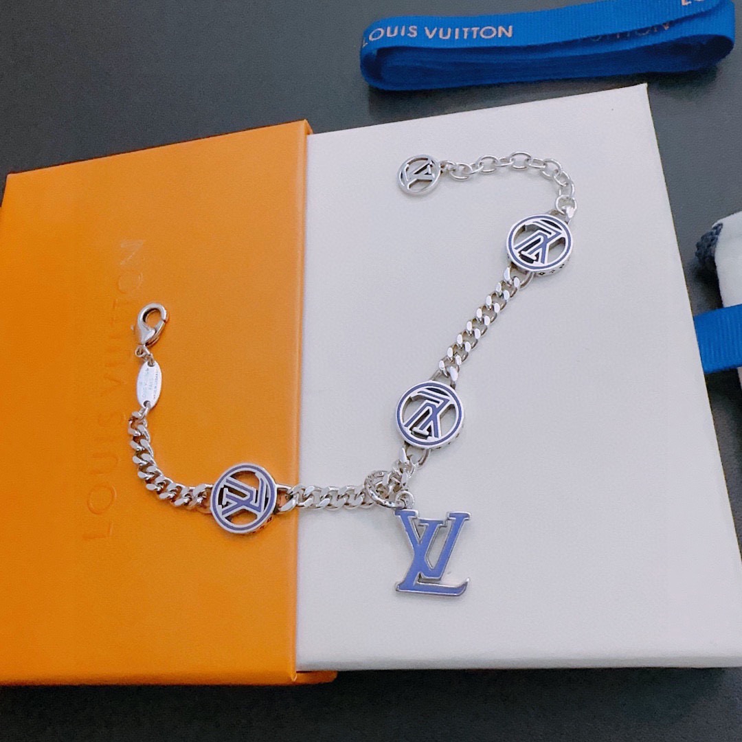 NO:896234,High-quality LV Louis Vuitton bracelet original item counter new open mold retro trendy fashion must-have. Can be worn by both men and women. The same style for couples. Rock punk Thai silver style. Retro elements. Trendy and versatile. The same necklace from the official website. The latest chain has a higher grade. Celebrity classic necklace series retro silver bracelet. The chain length is adjustable. The details are distressed. Non-market glossy version. This has been on the market. This is a hot-selling model in LV. It goes well with trendy clothes, fine jewelry, louis vuitton, louis  vuitton,necklace,bracelet19860909高品质LV路易威登手链原单货专柜新款开模复古潮流时尚必备 男女均可佩戴 情侣款同款 摇滚朋克泰银风格 复古元素 潮流百搭 官网同款项链最新款链条档次更高明星经典款项链系列复古银手链 链长可调节长度 细节对版做旧处理 非市面亮面版型 这款一直在出 LV里面热卖款 非常好搭配潮流衣服,饰品精品,louis vuitton,louis vuitton,necklace,bracelet,Jewelry