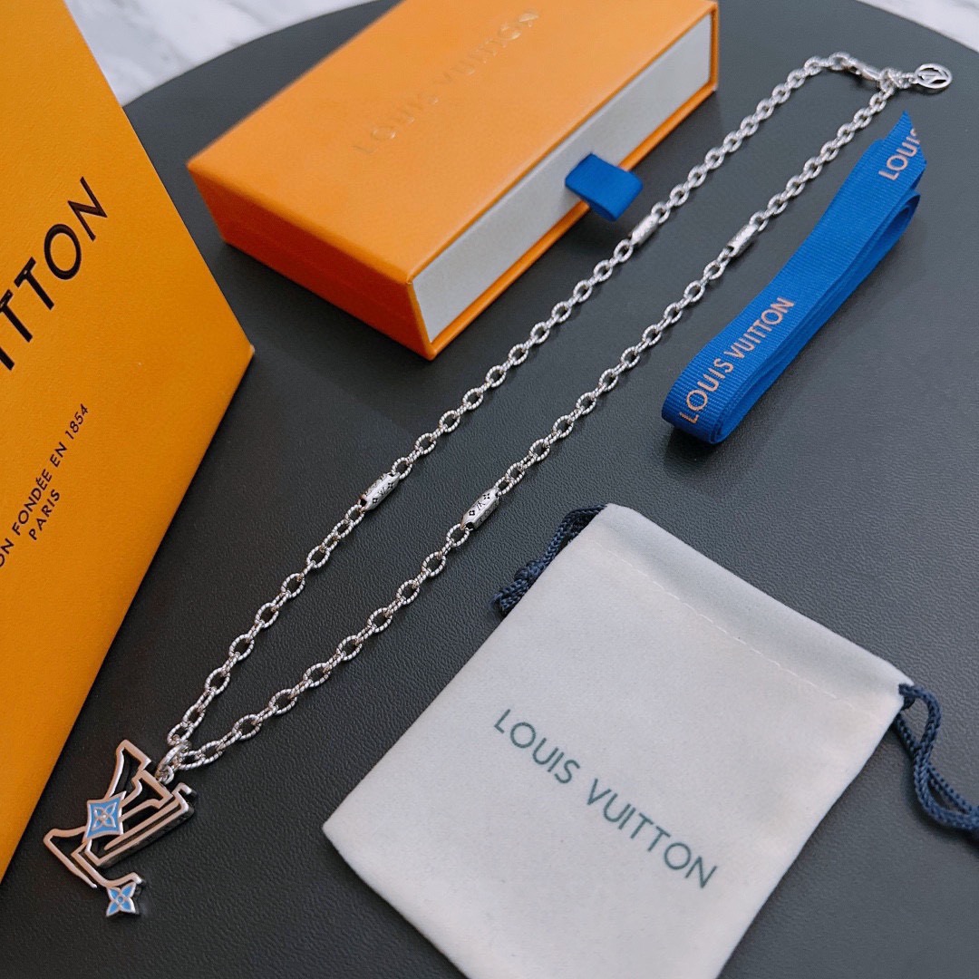 NO:896246,Louis Vuitton LV necklace original single goods counter new open mold retro trendy fashion must-have. Can be worn by both men and women. The same style for couples. Rock punk Thai silver style. Retro elements. Trendy and versatile. The latest chain of the same necklace on the official website is higher grade. Star classic necklace series retro silver necklace. The chain length is 60 cm and the length can be changed. The details are distressed. Non-market glossy version. This has been on the market. This is a hot-selling model in LV. It goes well with trendy clothes, jewelry boutiques, louis vuitton, louis  vuitton,necklace19860909路易威登 LV项链原单货专柜新款开模复古潮流时尚必备 男女均可佩戴 情侣款同款 摇滚朋克泰银风格 复古元素 潮流百搭 官网同款项链最新款链条档次更高明星经典款项链系列复古银项链 链长60厘米可改长度 细节对版做旧处理 非市面亮面版型 这款一直在出 LV里面热卖款 非常好搭配潮流衣服,饰品精品,louis vuitton,louis vuitton,necklace,Jewelry