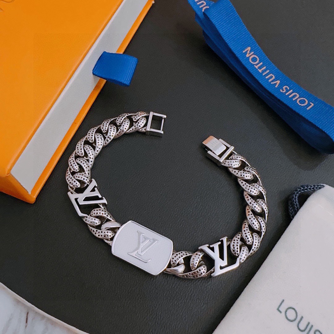 NO:896249,High-quality LV Louis Vuitton bracelet original item counter new open mold retro trendy fashion must-have. Can be worn by both men and women. The same style for couples. Rock punk Thai silver style. Retro elements. Trendy and versatile. The same necklace on the official website. The latest chain has a higher grade. Celebrity classic bracelet. Cuban chain series. Retro silver bracelet. The length of the chain is 22cm.  Very easy to match with trendy clothes, fine jewelry, louis vuitton, louis vuitton, necklace, bracelet19860909高品质LV路易威登手链原单货专柜新款开模复古潮流时尚必备 男女均可佩戴 情侣款同款 摇滚朋克泰银风格 复古元素 潮流百搭 官网同款项链最新款链条档次更高明星经典款手链古巴链系列复古银手链 链长码数22cm20cm18cm可改长度 细节对版做旧处理 非市面亮面版型 这款一直在出 LV里面热卖款 非常好搭配潮流衣服,饰品精品,louis vuitton,louis vuitton,necklace,bracelet,Jewelry