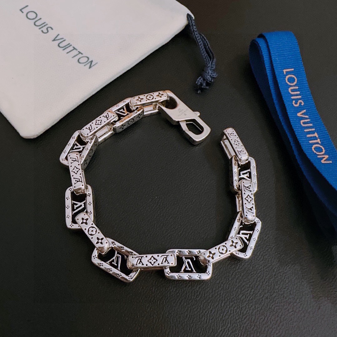NO:896223,High-quality LV Louis Vuitton bracelet (thick style) original single goods counter new open mold retro trendy fashion must-have. Can be worn by both men and women. The same style for couples. Rock punk Thai silver style. Retro elements. Trendy and versatile. The same necklace on the official website. The latest chain has a higher grade. Celebrity classic bracelet. Cuban chain series. Retro silver bracelet. The length of the chain is 22cm.  Very easy to match with trendy clothes, fine jewelry, louis vuitton, louis vuitton, necklace, bracelet19860909高品质LV路易威登手链（粗款）原单货专柜新款开模复古潮流时尚必备 男女均可佩戴 情侣款同款 摇滚朋克泰银风格 复古元素 潮流百搭 官网同款项链最新款链条档次更高明星经典款手链古巴链系列复古银手链 链长码数22cm20cm18cm可改长度 细节对版做旧处理 非市面亮面版型 这款一直在出 LV里面热卖款 非常好搭配潮流衣服,饰品精品,louis vuitton,louis vuitton,necklace,bracelet,Jewelry