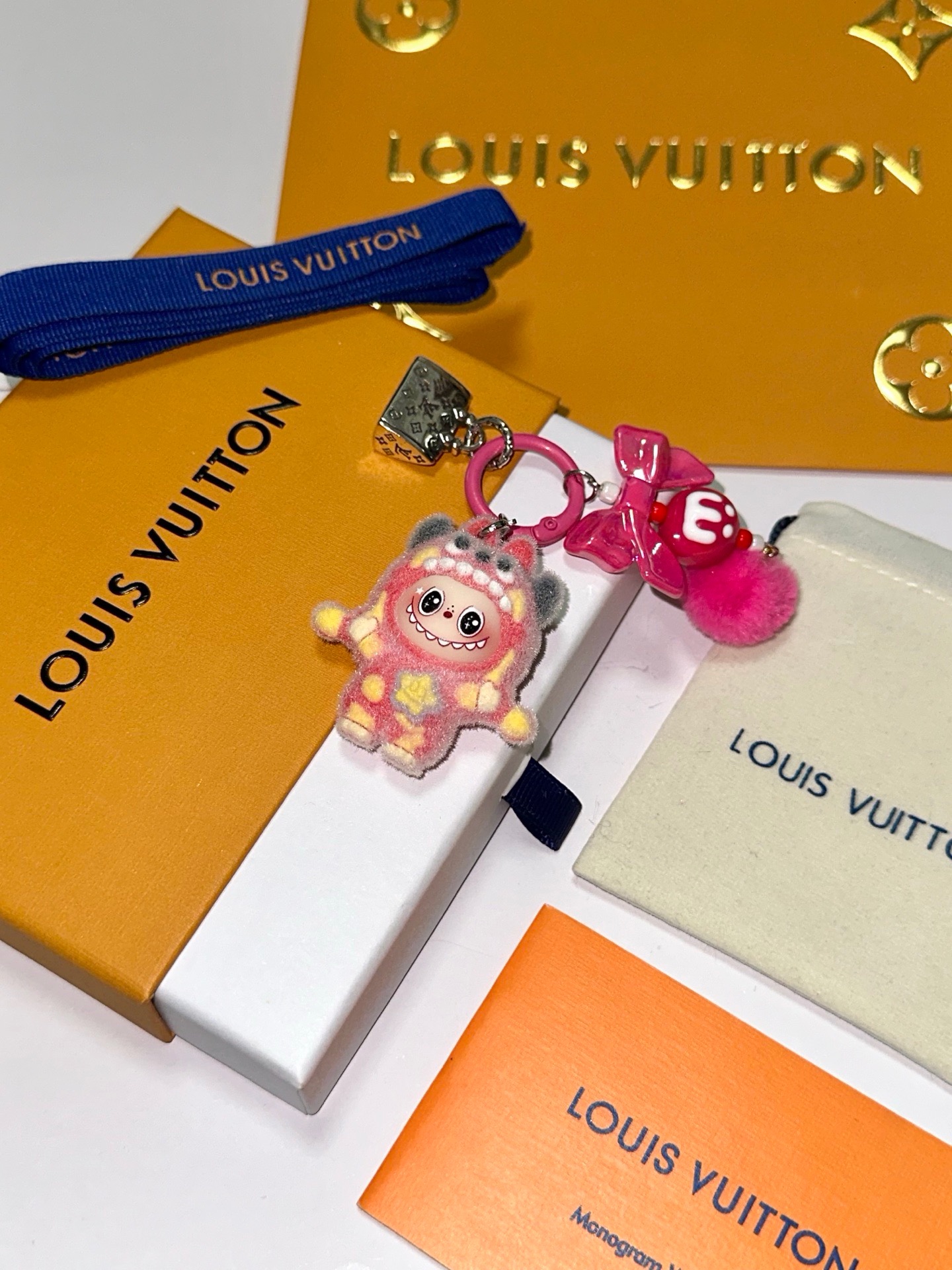 NO:896226,New Labbu LV co-branded keychain LV bag buckle The latest bag charms are of higher quality Stars have the same model Anger Forest series classic co-branded design concept keychain series The details are distressed and not available in the market Glossy version This has been on the market and is a best-selling model in LV Very good match with trendy backpacks, jewelry boutiques, louis vuitton, backpacks, keychain19860909新品拉布布LV联名钥匙扣 lv包包扣 最新款包包挂饰档次更高明星同款Anger Forest系列经典款联名设计理念钥匙扣系列 细节对版做旧处理 非市面亮面版型 这款一直在出 lv里面热卖款 非常好搭配潮流背包,饰品精品,louis vuitton,backpacks,keychain,Jewelry