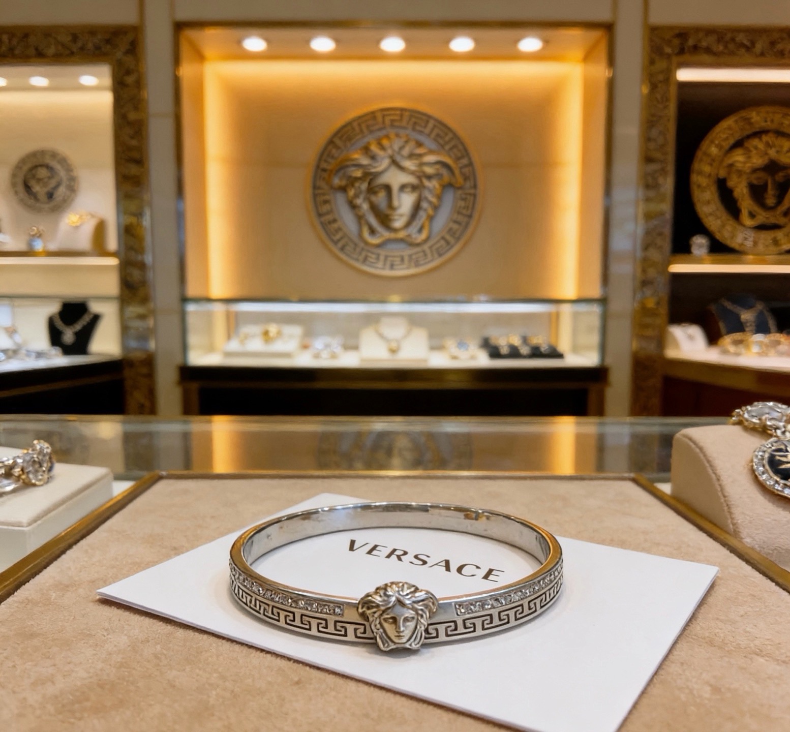 Versace 范思哲 杜美莎标志手环 帅气酷炫 同时透露着一丝不羁的自由气息 展现别样趣味魅力 做工精致钻镶嵌 绝对高
