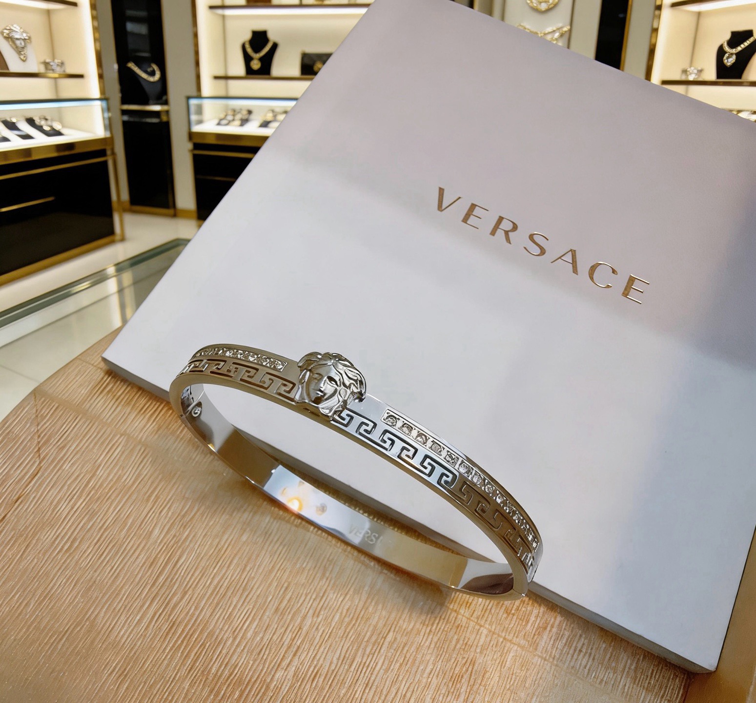 Versace 范思哲 杜美莎标志手环 帅气酷炫 同时透露着一丝不羁的自由气息 展现别样趣味魅力 做工精致钻镶嵌 绝对高