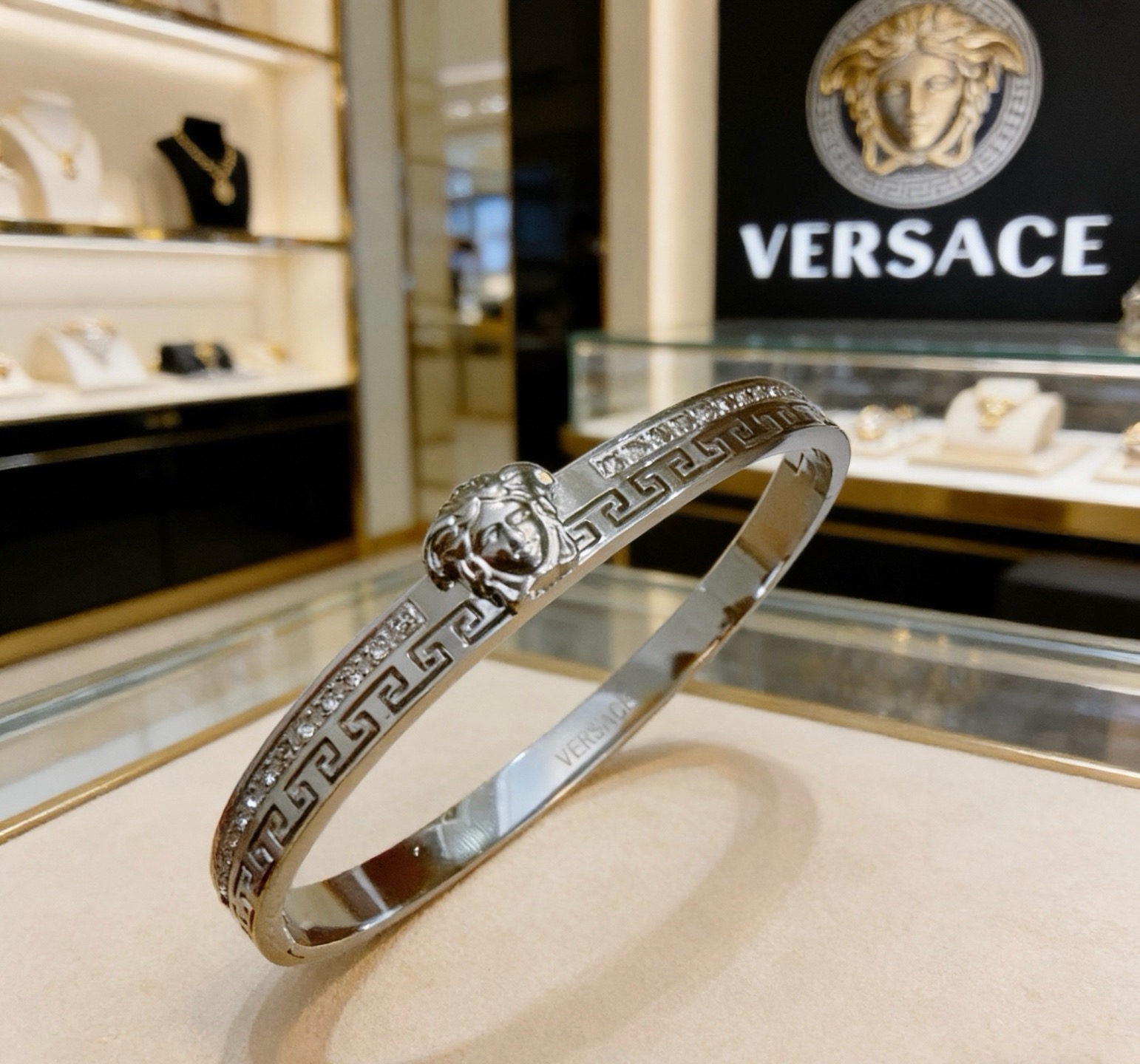 Versace 范思哲 杜美莎标志手环 帅气酷炫 同时透露着一丝不羁的自由气息 展现别样趣味魅力 做工精致钻镶嵌 绝对高
