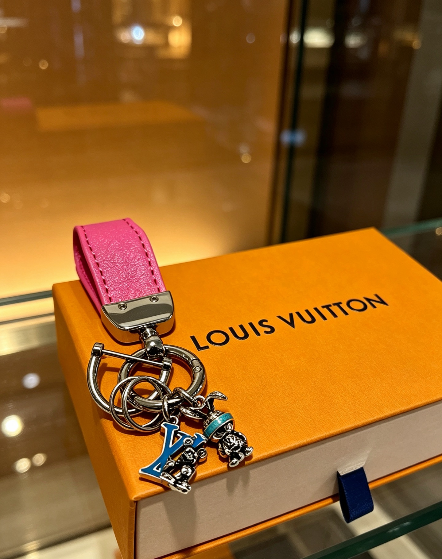NO:922859,New product release LV keychain LV bag buckle The latest bag charms are of a higher grade Stars have the same style Anger Forest series classic models co-branded design concept keychain series The details are distressed The version is not available in the market glossy version This has been out of the LV best-selling model Very good match with trendy backpacks, jewelry boutiques, louis vuitton, backpacks, keychain19860909新品发布LV钥匙扣 lv包包扣 最新款包包挂饰档次更高明星同款Anger Forest系列经典款联名设计理念钥匙扣系列 细节对版做旧处理 非市面亮面版型 这款一直在出 lv里面热卖款 非常好搭配潮流背包,饰品精品,louis vuitton,backpacks,keychain,Jewelry