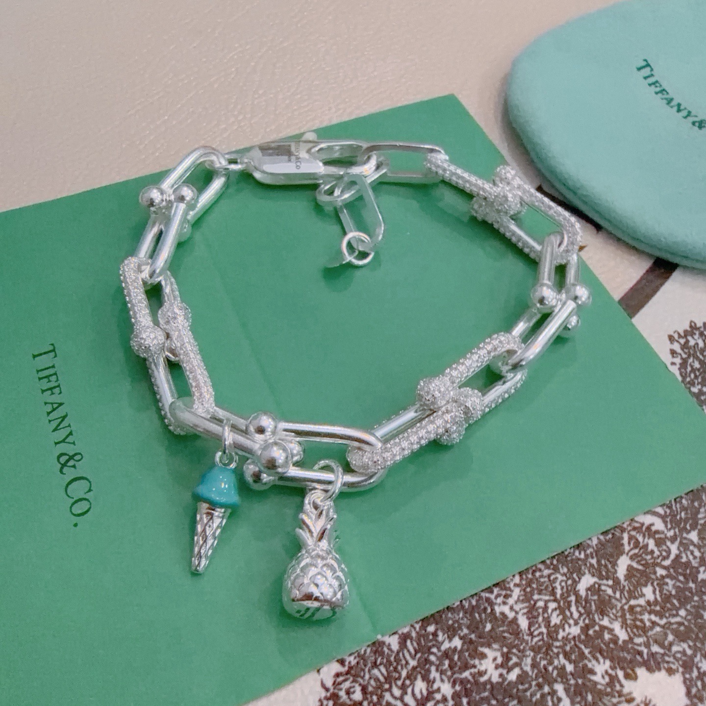 NO:922884,New Tiffany & Co. bracelet TIFFNY&CO. Counter Seiko silver version same as star style Retro old style Original replica Purely handmade ~ Authentic mold opening trend fashion must-have Can be worn by both men and women Same style for couples Rock and punk silver style Trendy and versatile Same style as official website, boutique jewelry, tiffany, bracelet19860909新款蒂芙尼手链TIFFNY&CO. 专柜精工银版本明星同款 复古做旧风 原版复刻 纯手工打造 ～正品开模潮流时尚必备 男女均可佩戴 情侣款同款 摇滚朋克银风格 潮流百搭 官网同款,饰品精品,tiffany,bracelet,Jewelry