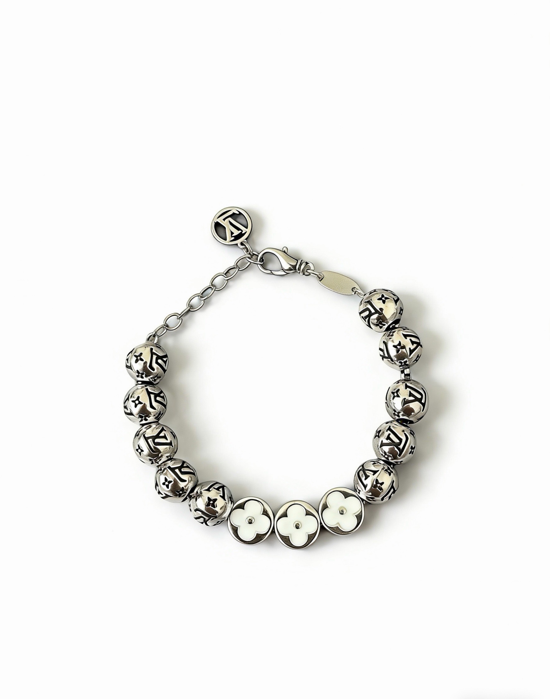 NO:922813,High-quality Louis Vuitton LV bracelet original item counter new open mold retro trendy fashion must-have. Can be worn by both men and women. The same style for couples. Rock punk Thai silver style. Retro elements. Trendy and versatile. The same necklace from the official website. The latest chain has a higher grade. Celebrity classic bracelet, Cuban chain series, retro silver bracelet. The length of the chain can be changed. The details are distressed. Unmarketed glossy version. This has been out. The best-selling model in LV. Very good match with trendy clothes, high-quality jewelry, Louis  vuitton,louis vuitton,necklace,bracelet19860909高品质路易威登LV手链原单货专柜新款开模复古潮流时尚必备 男女均可佩戴 情侣款同款 摇滚朋克泰银风格 复古元素 潮流百搭 官网同款项链最新款链条档次更高明星经典款手链古巴链系列复古银手链 链长码数可改长度 细节对版做旧处理 非市面亮面版型 这款一直在出 LV里面热卖款 非常好搭配潮流衣服,饰品精品,louis vuitton,louis vuitton,necklace,bracelet,Jewelry
