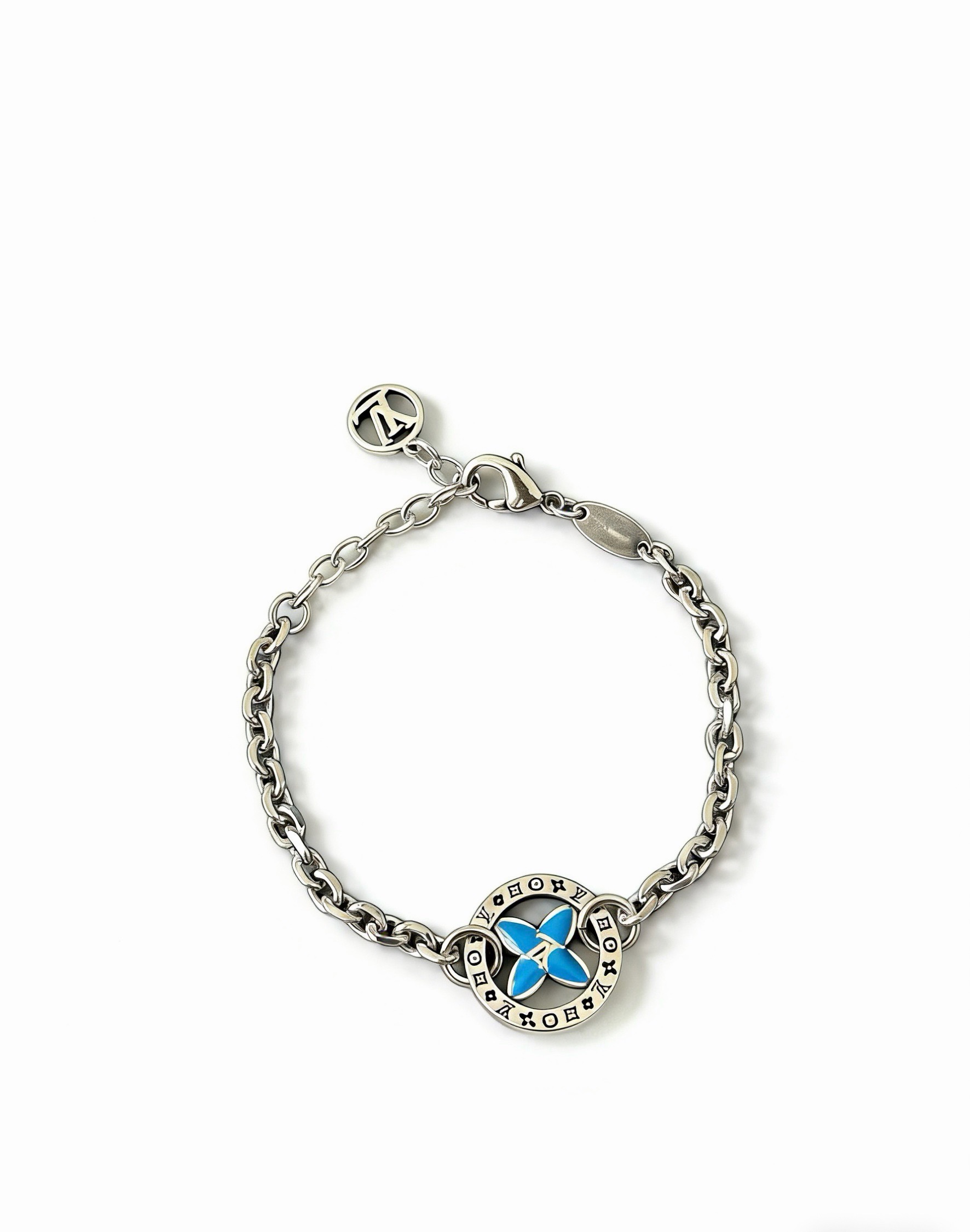 NO:922841,High-quality Louis Vuitton LV bracelet original item counter new mold opening retro trendy fashion must-have. Can be worn by both men and women. Same style for couples. Rock punk Thai silver style. Retro elements. Trendy and versatile. The latest chain of the same necklace on the official website has a higher grade. Celebrity classic bracelet, Cuban chain series, retro silver bracelet. Chain length and code number: 18 20 22. Details are distressed. Non-market glossy version. This one has been released and is the best-selling model in LV.  Very easy to match with trendy clothes, fine jewelry, louis vuitton, louis vuitton, necklace, bracelet19860909高品质路易威登LV手链原单货专柜新款开模复古潮流时尚必备 男女均可佩戴 情侣款同款 摇滚朋克泰银风格 复古元素 潮流百搭 官网同款项链最新款链条档次更高明星经典款手链古巴链系列复古银手链 链长码数18 20 22 细节对版做旧处理 非市面亮面版型 这款一直在出 LV里面热卖款 非常好搭配潮流衣服,饰品精品,louis vuitton,louis vuitton,necklace,bracelet,Jewelry