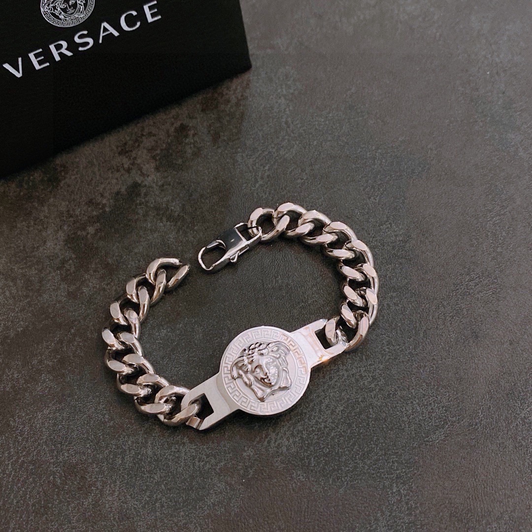 NO:922863,Versace Dumeisha logo bracelet is handsome and cool, while revealing a hint of uninhibited freedom, showing a unique and interesting charm. Exquisite workmanship and diamond inlay, absolutely high style, equivalent to genuine products, jewelry boutique, versace,versace,bracelet19860909Versace 范思哲 杜美莎标志手链 帅气酷炫 同时透露着一丝不羁的自由气息 展现别样趣味魅力 做工精致钻镶嵌 绝对高逼格 等同正 品,饰品精品,versace,versace,bracelet,Jewelry