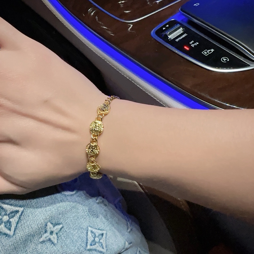 高品质范思哲手链美杜莎头像原单货专柜新款开模复古潮流时尚必备 男女均可佩戴 情侣款同款 摇滚朋克泰银风格 复古元素 潮流