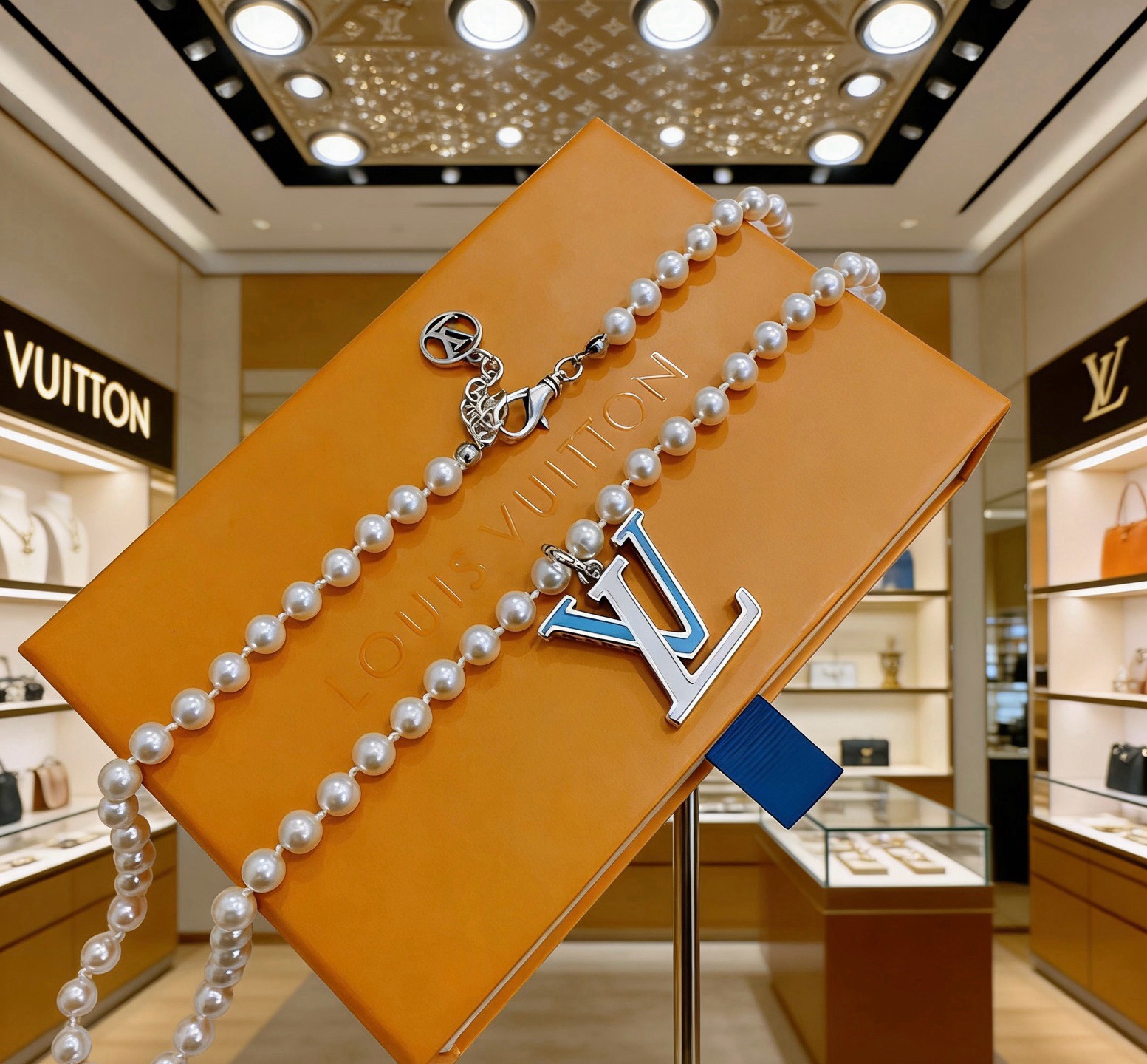 NO:922975,LV Louis Vuitton necklace original single goods counter new open mold retro trendy fashion must-have. Can be worn by both men and women. The same style for couples. Rock punk Thai silver style. Retro elements. Trendy and versatile. The same necklace from the official website. The latest chain has a higher grade. Star classic necklace series retro silver necklace. The chain length is 60 cm and the length can be changed. The details are distressed. Non-market glossy version. This model has been on the market. This is a hot-selling model in LV. It goes well with trendy clothes, jewelry boutiques, louis vuitton, louis  vuitton,necklace19860909LV路易威登项链原单货专柜新款开模复古潮流时尚必备 男女均可佩戴 情侣款同款 摇滚朋克泰银风格 复古元素 潮流百搭 官网同款项链最新款链条档次更高明星经典款项链系列复古银项链 链长60厘米可改长度 细节对版做旧处理 非市面亮面版型 这款一直在出 LV里面热卖款 非常好搭配潮流衣服,饰品精品,louis vuitton,louis vuitton,necklace,Jewelry