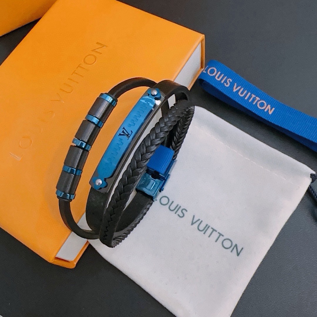 NO:922658,High-quality LV Louis Vuitton cowhide bracelet original item counter new open mold retro trendy fashion must-have. Can be worn by both men and women. The same style for couples. Rock punk Thai silver style. Retro elements blue low-key luxury. Trendy and versatile. The same bracelet on the official website. The latest chain has a higher grade. Celebrity classic bracelet series retro. The details are distressed. Non-market glossy version. The length is 22cm adjustable and changeable. This one has been released and is a hot seller in LV.  Very easy to match with trendy clothes, fine jewelry, louis vuitton, louis vuitton, bracelet, bracelet, cowhide19860909高品质LV路易威登牛皮手绳手链原单货专柜新款开模复古潮流时尚必备 男女均可佩戴 情侣款同款 摇滚朋克泰银风格 复古元素蓝色低调奢华 潮流百搭 官网同款手镯最新款链条档次更高明星经典款手绳系列复古 细节对版做旧处理 非市面亮面版型  长度22cm可调节可更改 这款一直在出 LV里面热卖款 非常好搭配潮流衣服,饰品精品,louis vuitton,louis vuitton,bracelet,bracelet,cowhide,Jewelry