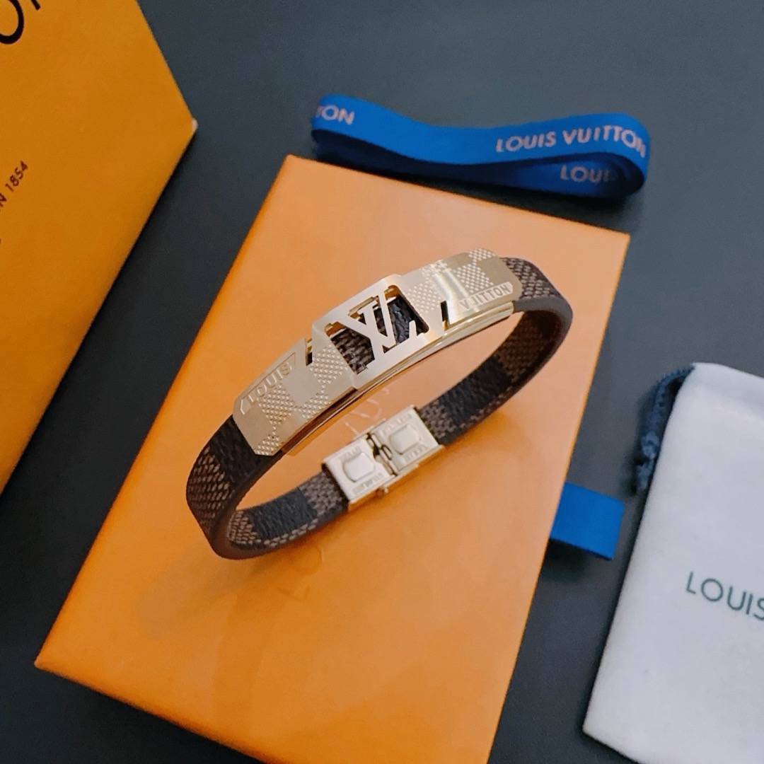 NO:922692,High-quality LV Louis Vuitton cowhide bracelet original item counter new open mold retro trendy fashion must-have. Can be worn by both men and women. The same style for couples. Rock punk Thai silver style. Retro elements blue low-key luxury. Trendy and versatile. The same bracelet on the official website. The latest chain has a higher grade. The star classic bracelet series is retro. The details are distressed. Non-market glossy version. This has been out. The best-selling model in LV. Very good match with trendy clothes, jewelry boutique, louis vuitton, louis  vuitton,bracelet,bracelet,cowhide19860909高品质LV路易威登牛皮手绳手链原单货专柜新款开模复古潮流时尚必备 男女均可佩戴 情侣款同款 摇滚朋克泰银风格 复古元素蓝色低调奢华 潮流百搭 官网同款手镯最新款链条档次更高明星经典款手绳系列复古 细节对版做旧处理 非市面亮面版型  这款一直在出 LV里面热卖款 非常好搭配潮流衣服,饰品精品,louis vuitton,louis vuitton,bracelet,bracelet,cowhide,Jewelry