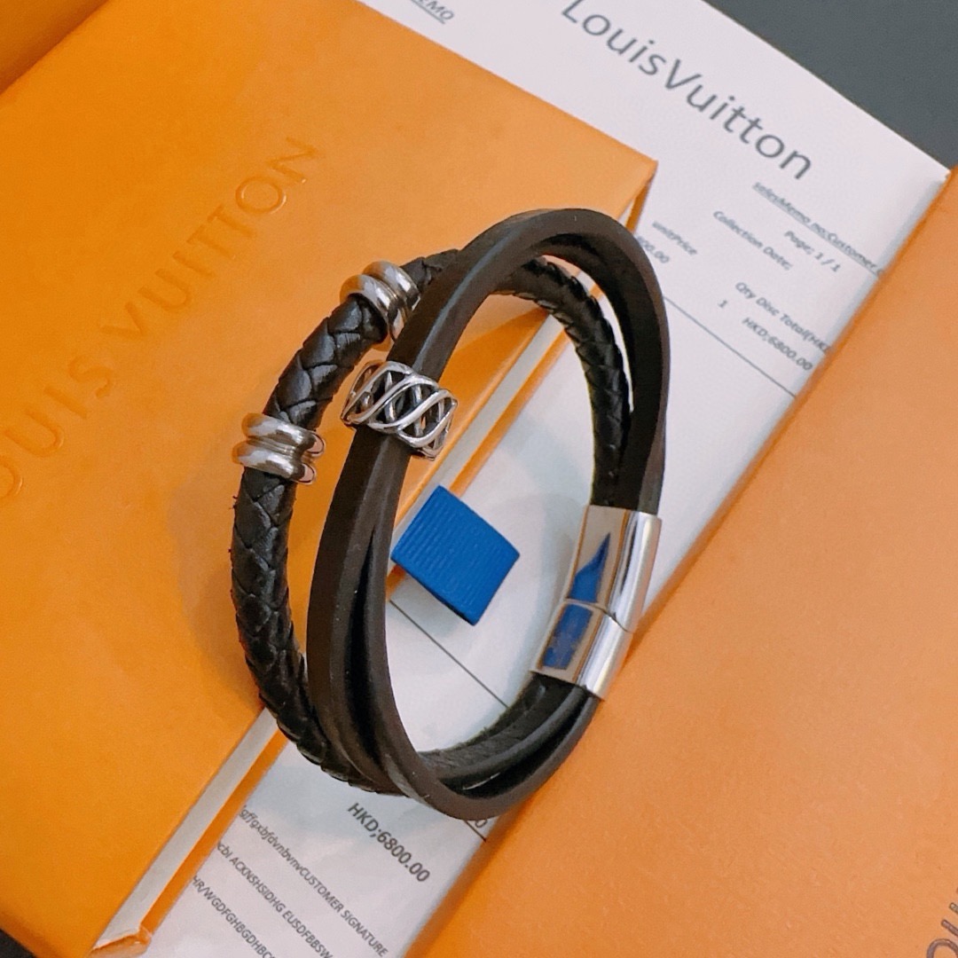 NO:922595,Louis Vuitton LV cowhide bracelet original item counter new model open retro trendy fashion must-have. Can be worn by both men and women. The same style for couples. Rock punk Thai silver style. Retro elements. Trendy and versatile. The same necklace on the official website. The latest chain has a higher grade. Celebrity classic bracelet, Cuban chain series, retro silver bracelet. The details are distressed. Not available in the market. Glossy version. This one has been out. This is a hot-selling model in LV. It goes well with trendy clothes, jewelry boutiques, louis vuitton, louis  vuitton,necklace,bracelet,cowhide19860909路易威登LV牛皮手链原单货专柜新款开模复古潮流时尚必备 男女均可佩戴 情侣款同款 摇滚朋克泰银风格 复古元素 潮流百搭 官网同款项链最新款链条档次更高明星经典款手链古巴链系列复古银手链 细节对版做旧处理 非市面亮面版型 这款一直在出 LV里面热卖款 非常好搭配潮流衣服,饰品精品,louis vuitton,louis vuitton,necklace,bracelet,cowhide,Jewelry