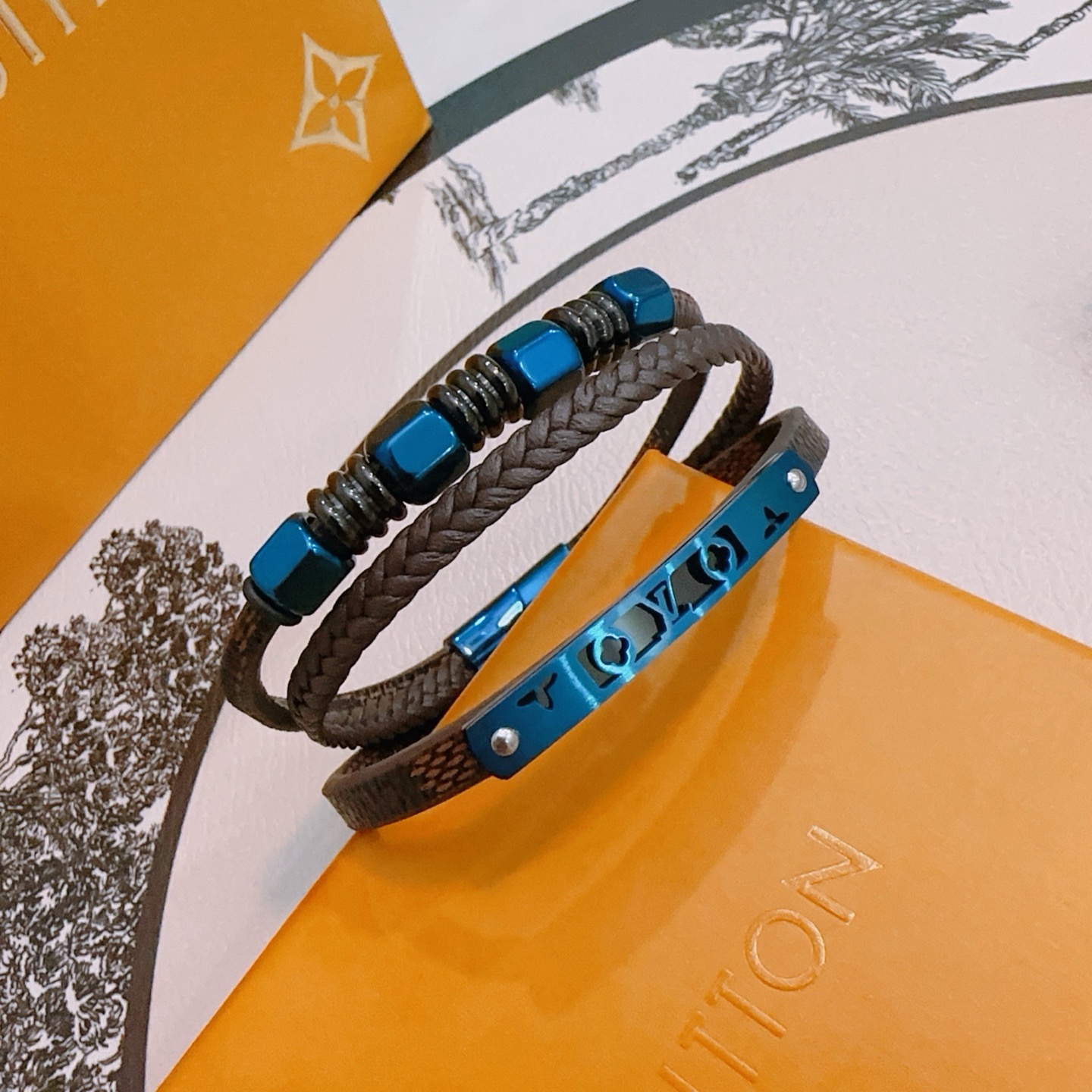 NO:922604,High-quality LV Louis Vuitton cowhide bracelet original item counter new open mold retro trendy fashion must-have. Can be worn by both men and women. The same style for couples. Rock punk Thai silver style. Retro elements blue low-key luxury. Trendy and versatile. The same bracelet on the official website. The latest chain has a higher grade. Celebrity classic bracelet series retro. The details are distressed. Non-market glossy version. The length is 22cm adjustable and changeable. This one has been released and is a hot seller in LV.  Very easy to match with trendy clothes, fine jewelry, louis vuitton, louis vuitton, bracelet, bracelet, cowhide19860909高品质LV路易威登牛皮手绳手链原单货专柜新款开模复古潮流时尚必备 男女均可佩戴 情侣款同款 摇滚朋克泰银风格 复古元素蓝色低调奢华 潮流百搭 官网同款手镯最新款链条档次更高明星经典款手绳系列复古 细节对版做旧处理 非市面亮面版型  长度22cm可调节可更改 这款一直在出 LV里面热卖款 非常好搭配潮流衣服,饰品精品,louis vuitton,louis vuitton,bracelet,bracelet,cowhide,Jewelry