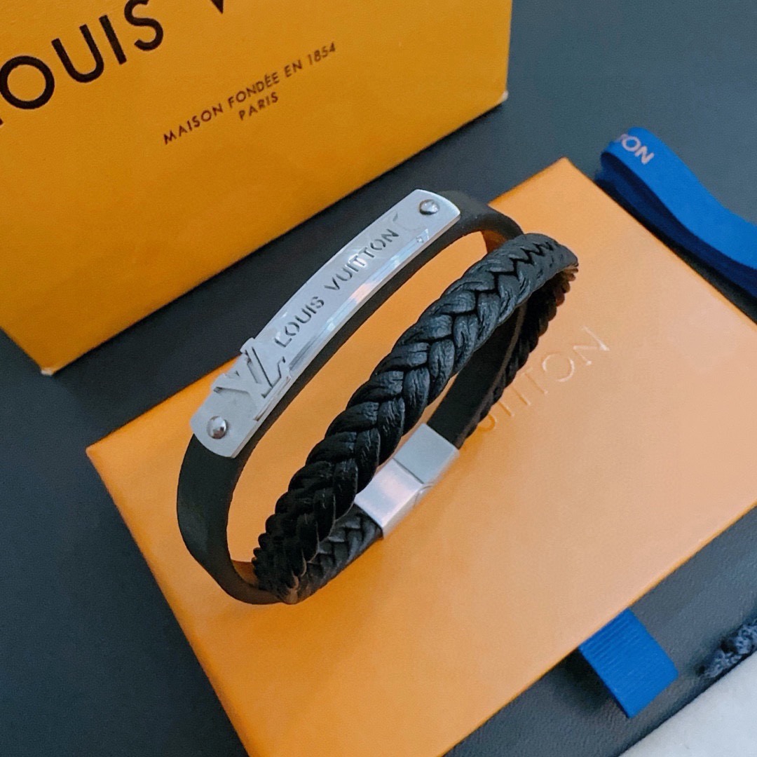 NO:922614,High-quality LV Louis Vuitton cowhide bracelet original item counter new open mold retro trendy fashion must-have. Can be worn by both men and women. The same style for couples. Rock punk Thai silver style. Retro elements blue low-key luxury. Trendy and versatile. The same bracelet on the official website. The latest chain has a higher grade. The star classic bracelet series is retro. The details are distressed. Non-market glossy version. This has been out. The best-selling model in LV. Very good match with trendy clothes, jewelry boutique, louis vuitton, louis  vuitton,bracelet,bracelet,cowhide19860909高品质LV路易威登牛皮手绳手链原单货专柜新款开模复古潮流时尚必备 男女均可佩戴 情侣款同款 摇滚朋克泰银风格 复古元素蓝色低调奢华 潮流百搭 官网同款手镯最新款链条档次更高明星经典款手绳系列复古 细节对版做旧处理 非市面亮面版型  这款一直在出 LV里面热卖款 非常好搭配潮流衣服,饰品精品,louis vuitton,louis vuitton,bracelet,bracelet,cowhide,Jewelry