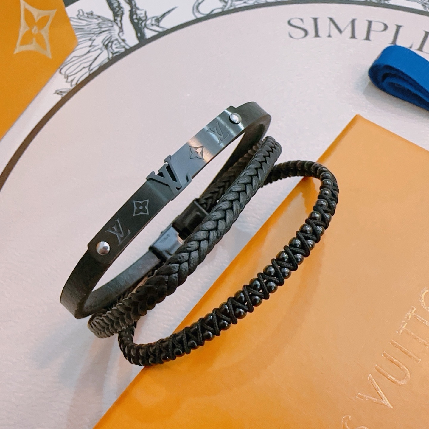 NO:922624,High-quality LV Louis Vuitton cowhide bracelet original item counter new open mold retro trendy fashion must-have. Can be worn by both men and women. The same style for couples. Rock punk Thai silver style. Retro elements blue low-key luxury. Trendy and versatile. The same bracelet on the official website. The latest chain has a higher grade. Celebrity classic bracelet series retro. The details are distressed. Non-market glossy version. The length is 22cm adjustable and changeable. This one has been released and is a hot seller in LV.  Very easy to match with trendy clothes, fine jewelry, louis vuitton, louis vuitton, bracelet, bracelet, cowhide19860909高品质LV路易威登牛皮手绳手链原单货专柜新款开模复古潮流时尚必备 男女均可佩戴 情侣款同款 摇滚朋克泰银风格 复古元素蓝色低调奢华 潮流百搭 官网同款手镯最新款链条档次更高明星经典款手绳系列复古 细节对版做旧处理 非市面亮面版型  长度22cm可调节可更改 这款一直在出 LV里面热卖款 非常好搭配潮流衣服,饰品精品,louis vuitton,louis vuitton,bracelet,bracelet,cowhide,Jewelry