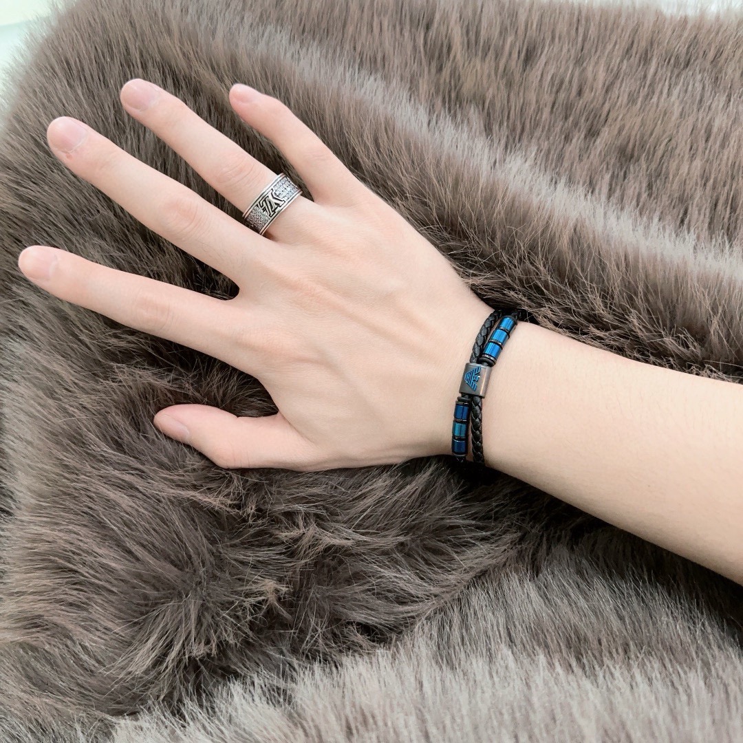 高品质阿玛尼牛皮手绳手链💍原单货专柜新款开模复古潮流时尚必备 男女均可佩戴 情侣款同款 摇滚朋克泰银风格 复古元素 潮流