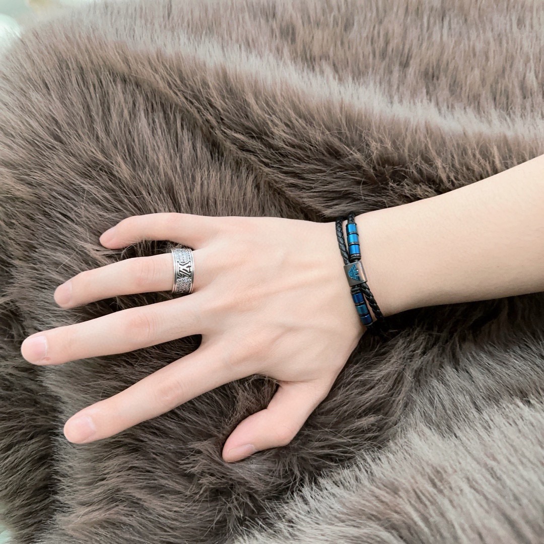 高品质阿玛尼牛皮手绳手链💍原单货专柜新款开模复古潮流时尚必备 男女均可佩戴 情侣款同款 摇滚朋克泰银风格 复古元素 潮流