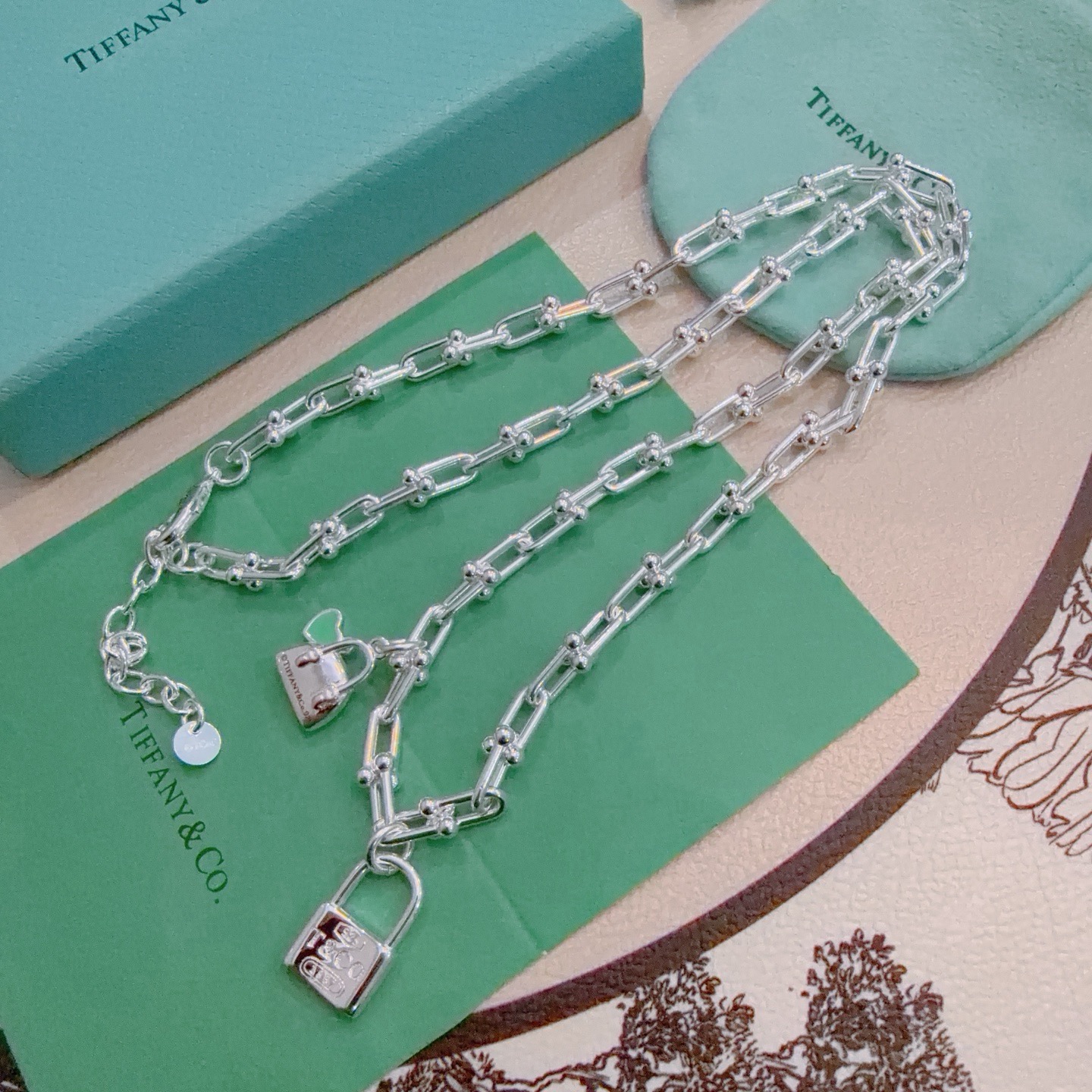 NO:922663,Tiffany necklace TIFFNY&CO. Counter Seiko silver version, the same style as the star, original replica, purely handmade ~ authentic mold opening, trendy and fashionable must-have, can be worn by both men and women, same style for couples, rock punk silver style, trendy and versatile, same style as the official website, boutique jewelry, tiffany, necklace19860909蒂芙尼项链TIFFNY&CO. 专柜精工银版本明星同款 原版复刻 纯手工打造 ～正品开模潮流时尚必备 男女均可佩戴 情侣款同款 摇滚朋克银风格 潮流百搭 官网同款,饰品精品,tiffany,necklace,Jewelry