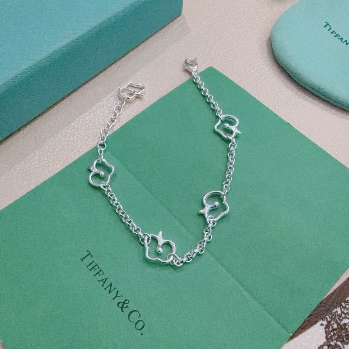 NO:922699,Tiffany & Co. Bracelet TIFFNY&CO. Counter Seiko Silver Version Same Style as Stars Original Re-Engraved Purely Handmade ~ Genuine Open Mold Trendy Fashion Must-Have Can Be Weared by Men and Women Same Style for Couples Rock and Punk Silver Style Trendy and Versatile Same Style as Official Website, Boutique Jewelry, Tiffany, Bracelet19860909蒂芙尼手链TIFFNY&CO. 专柜精工银版本明星同款 原版复刻 纯手工打造 ～正品开模潮流时尚必备 男女均可佩戴 情侣款同款 摇滚朋克银风格 潮流百搭 官网同款,饰品精品,tiffany,bracelet,Jewelry