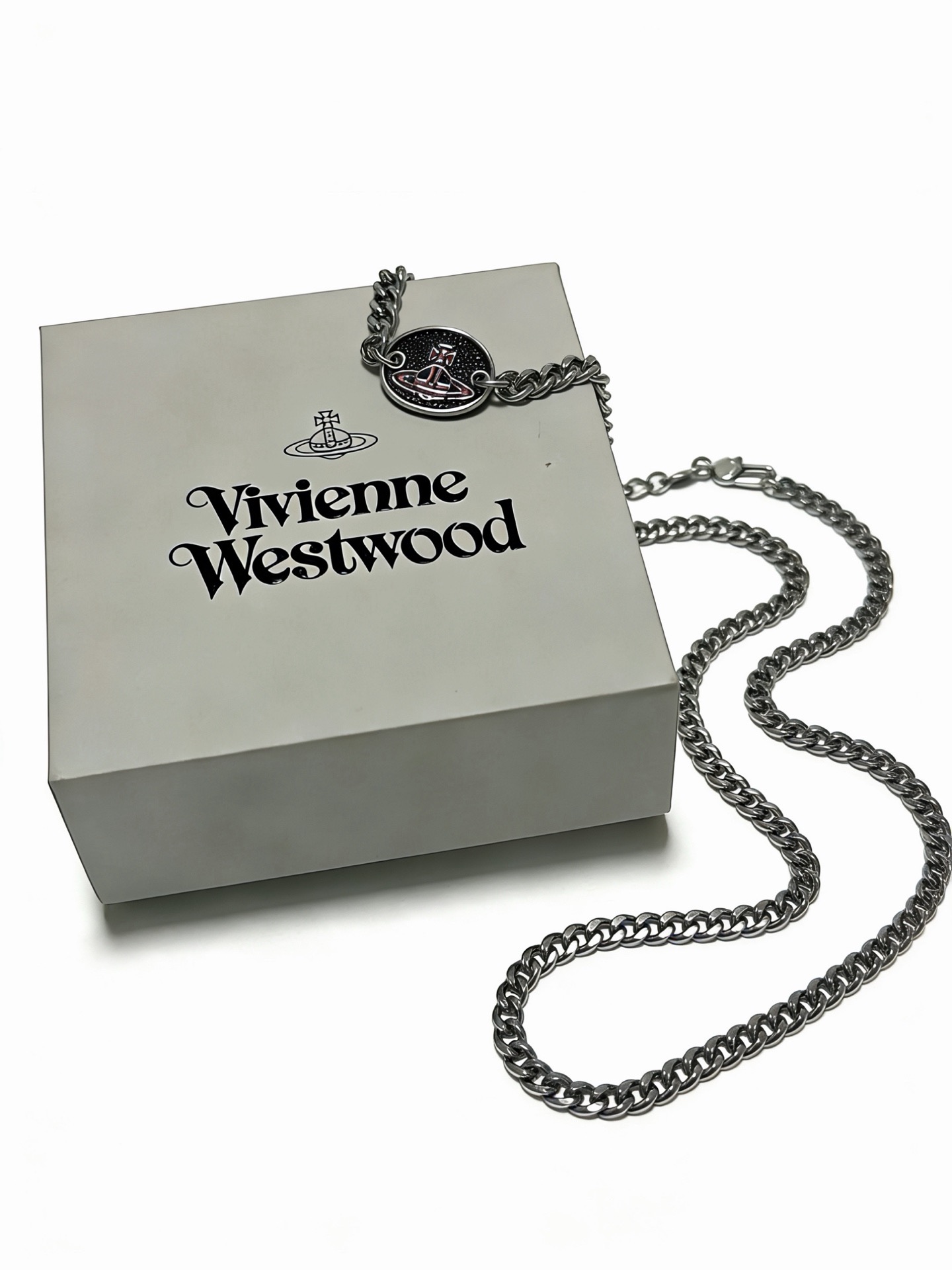 NO:922739,High-quality classic large Saturn necklace for men and women. Vivienne Westwood Queen Mother Saturn necklace!  British fashion designer, the mother of punk fashion!  Fashionable style, strong quality, super beautiful design!  Simple and elegant, with exquisite embroidered logo, you don’t have to worry about it not looking good, because it has classic elements and a modern new design!  The perfect choice for gift giving, it fully demonstrates your personality. The quality of the jewelry is very high. It gives people the aura of a big-name brand and is also very exquisite. It elevates a person's level by several levels. It is definitely worth buying. It is a fine jewelry and necklace.19860909高品质经典大土星项链男女同款 项链vivienne westwood西太后土星项链！英国时装设计师,时装的朋克之母！时尚潮流风格,品质强大,超美的设计！简约大气刺绣Logo精致这个款不用担心不好看,因为经典的元素洋气的新设计！赠礼的完美之选,充分展现个性风范.品质非常整个首饰给人大牌气场的同时又非常精致,让整个人的层次提升好几个level绝对值得入手,饰品精品,necklace,Jewelry