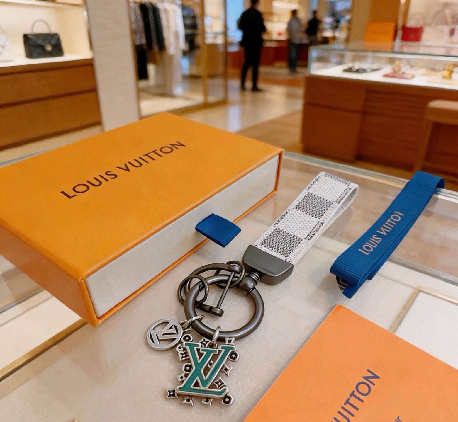 Louis Vuitton Anger Forest pendant Gunmetal gray metal silver metal teal enamel white and gray checkered fabric blue fabric 12cm
