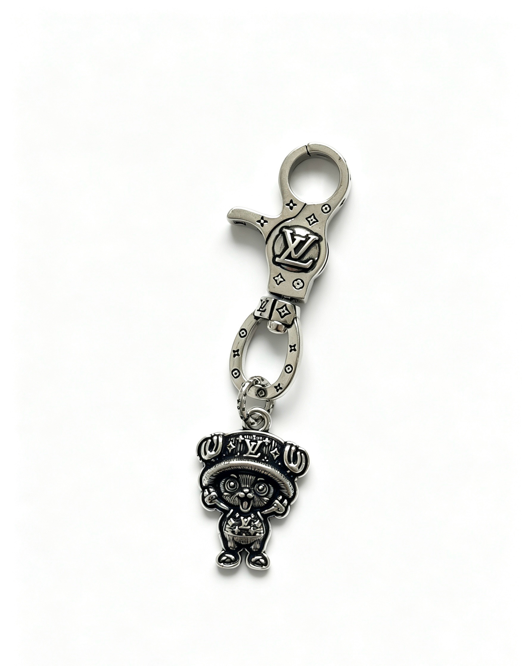 Louis Vuitton Anger Forest Chopper Charm Portachiavi con ciondolo in metallo color argento antico con dettagli ossidati neri, lunghezza totale 8 cm