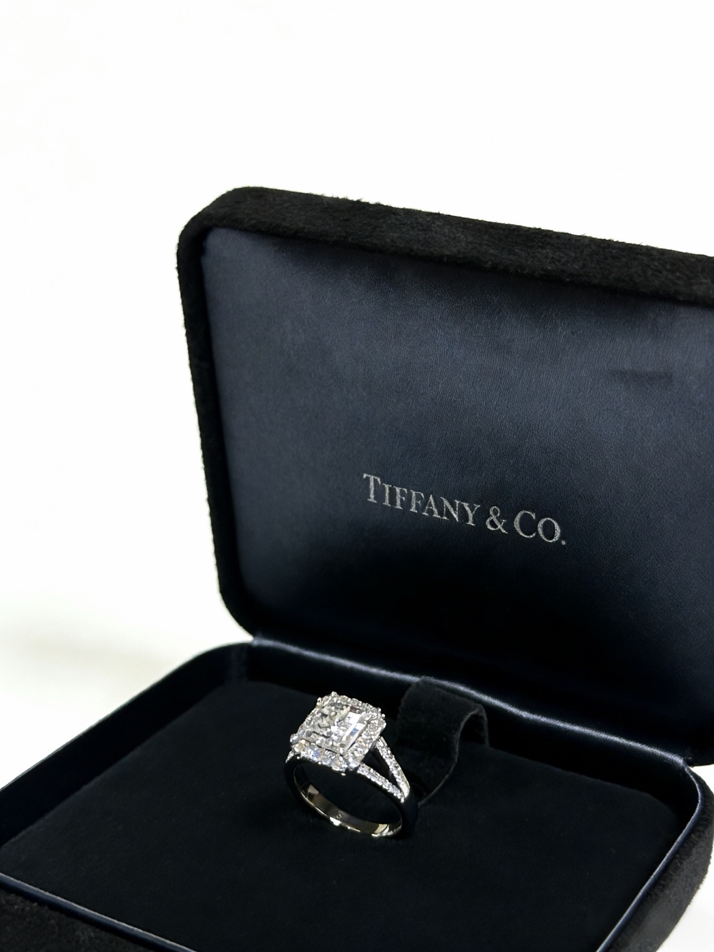 NO:951620,Tiffany Tiffany ring, simple and versatile, trendy item, brand new upgraded version, ring code number (678), V gold plated platinum layer, original clear word print, very good style, recommended this one, multiple design elements, each layer of design, each style is classic. Diamonds are simple to match, but the big-name feeling is coming. This is a must-buy. Absolutely versatile and trendy product. The wearing effect is super beautiful and elegant. Noble and glamorous, high-quality jewelry, tiffany, ring19860909Tiffany 蒂芙尼戒指 简约大气百搭 潮流单品 全新升级版 戒指码数（678）V金镀铂金层 原版清晰字印 非常不错的款式推荐这款 搭配设计多元素每一层设计每款都是经典 钻搭配起来简约 但是大牌感迎面扑来 这款必须入手 绝对百搭潮品 佩戴效果超级美优雅气质 高贵冷艳,饰品精品,tiffany,ring,Jewelry
